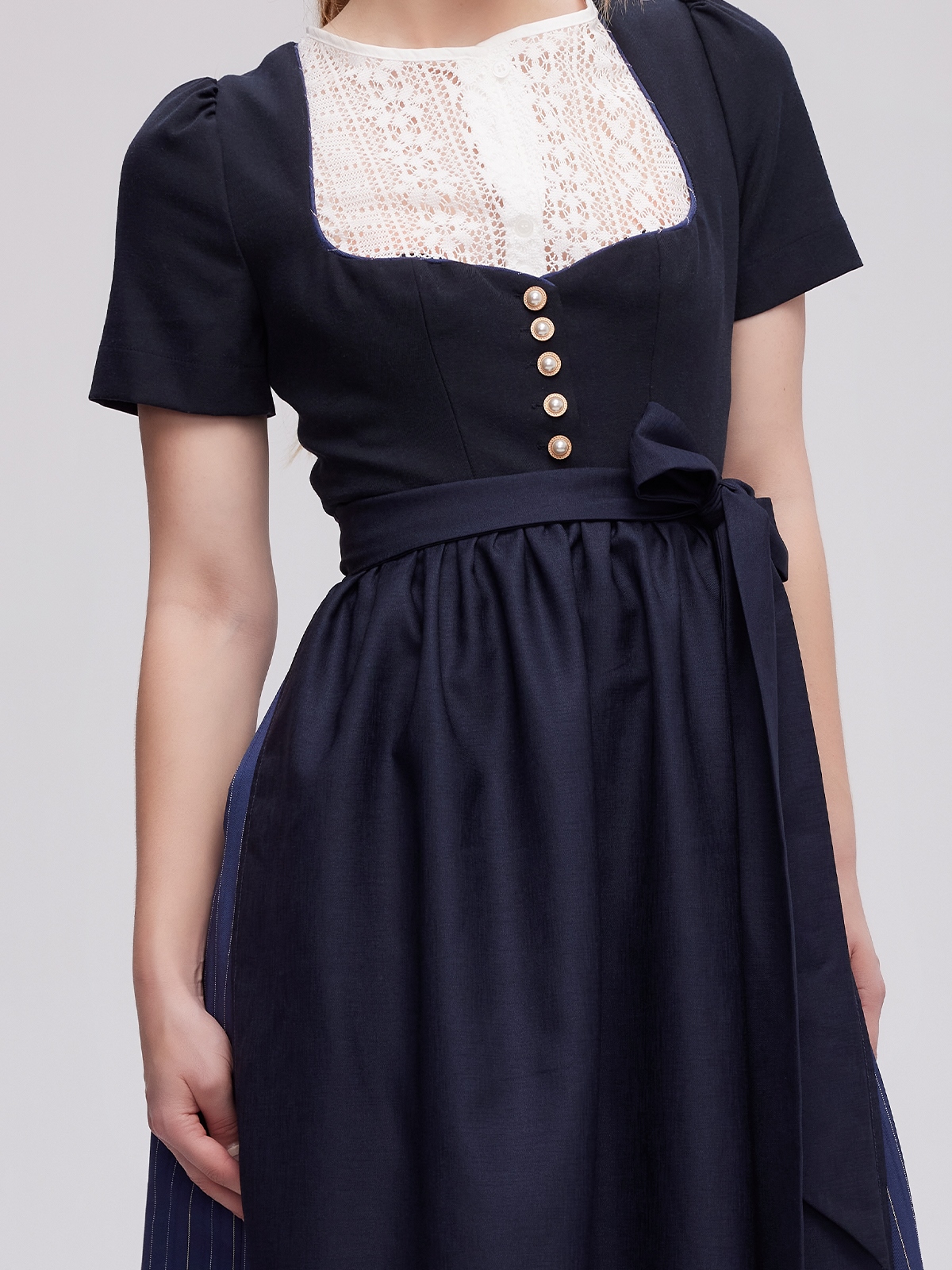 Modernes Dirndl in Blau mit Westen Gelb-Akzenten