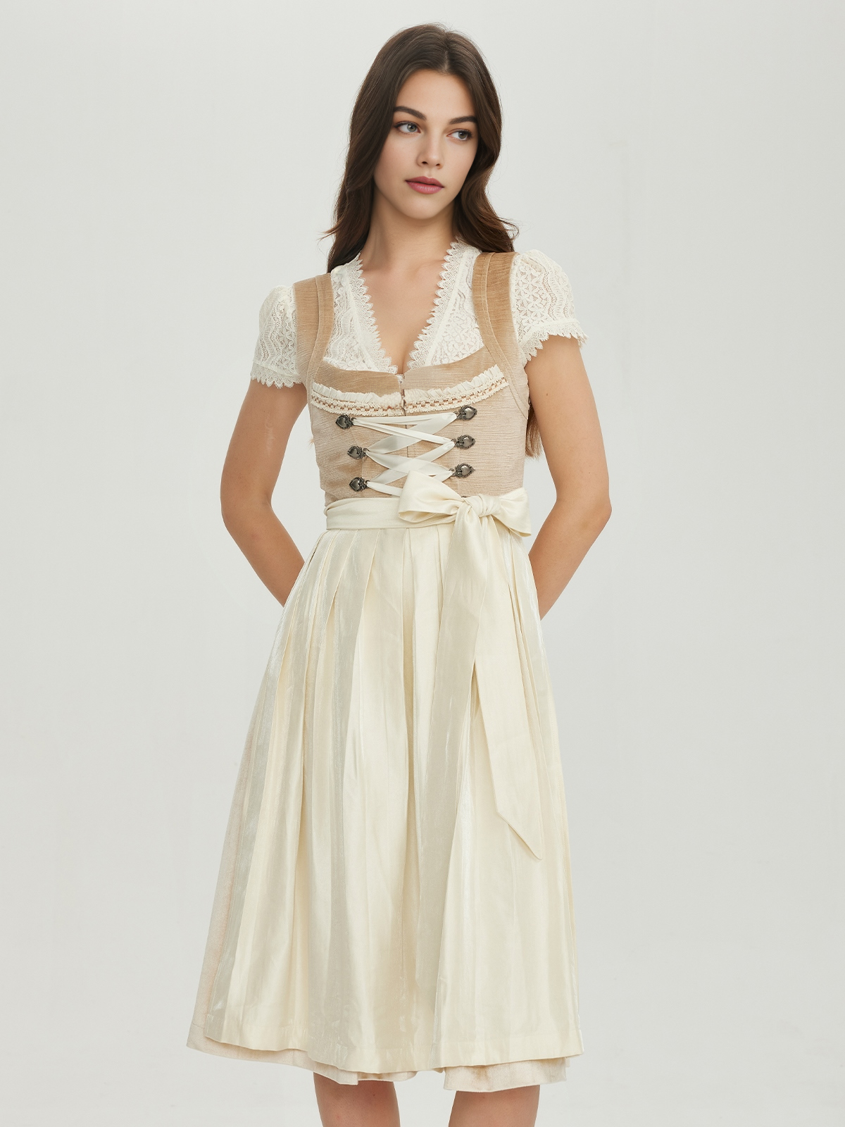 Schwarzes Dirndl mit eleganter Schürze
