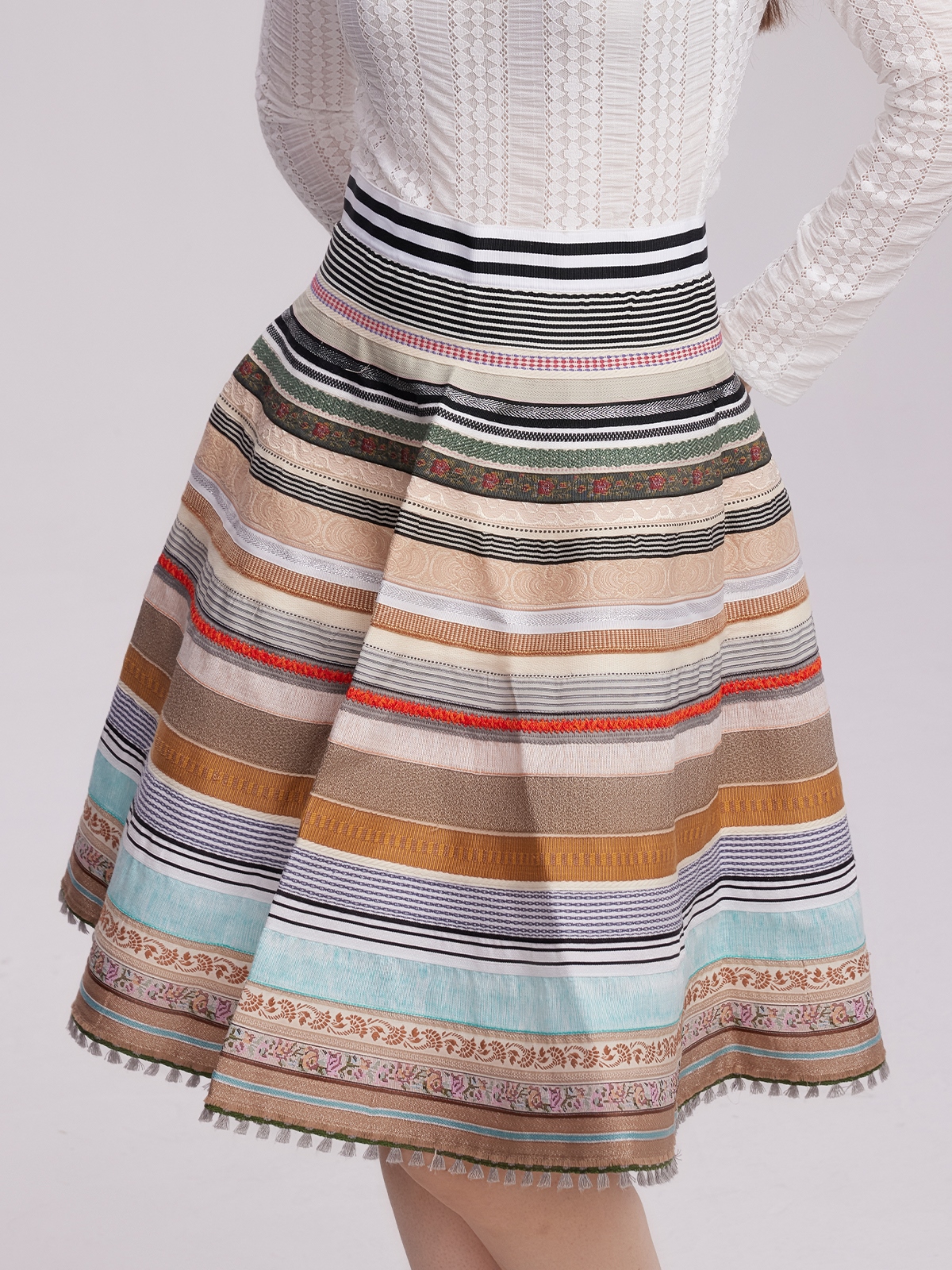 Stylischer Ehreer Dirndl in Gelb