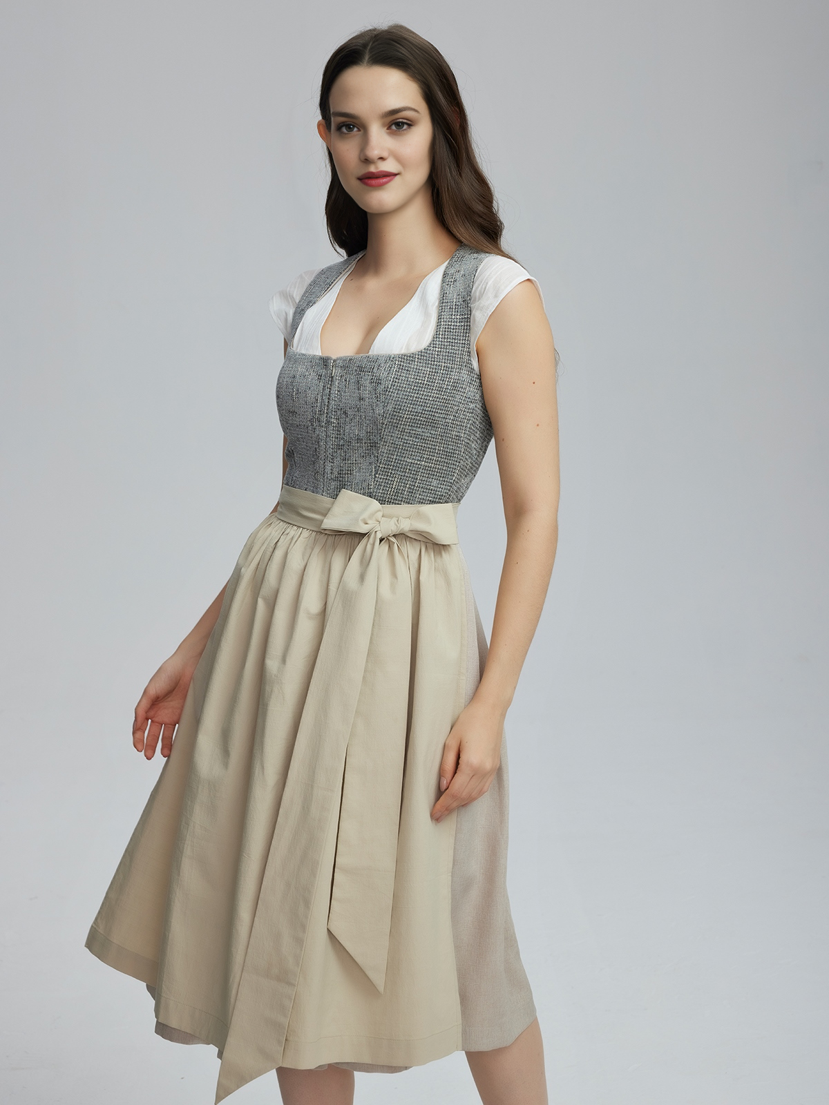 Dirndl in Grün mit halbärmeliger Bluse