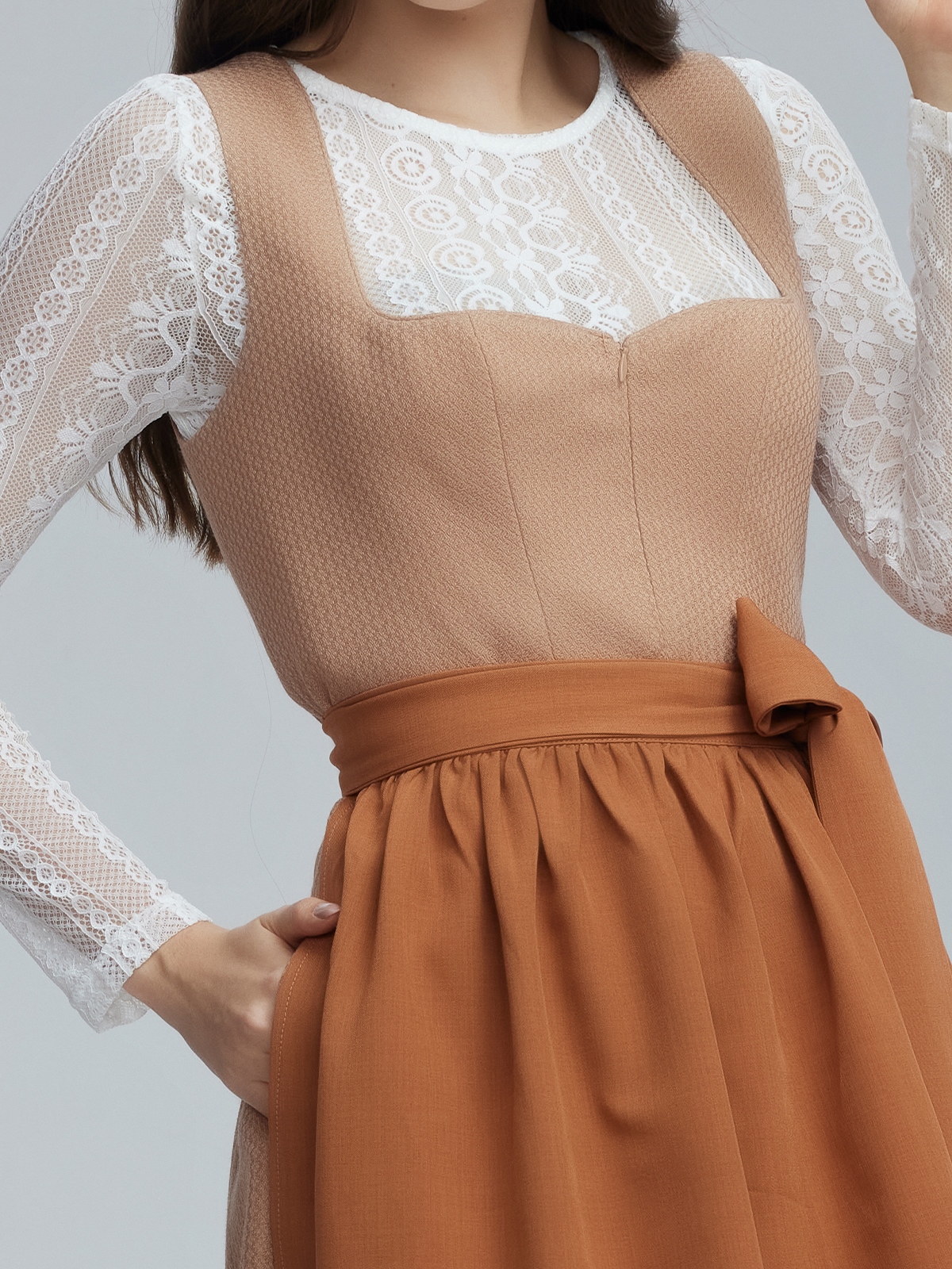 Ein gelbes Dirndl mit modernem Schnitt