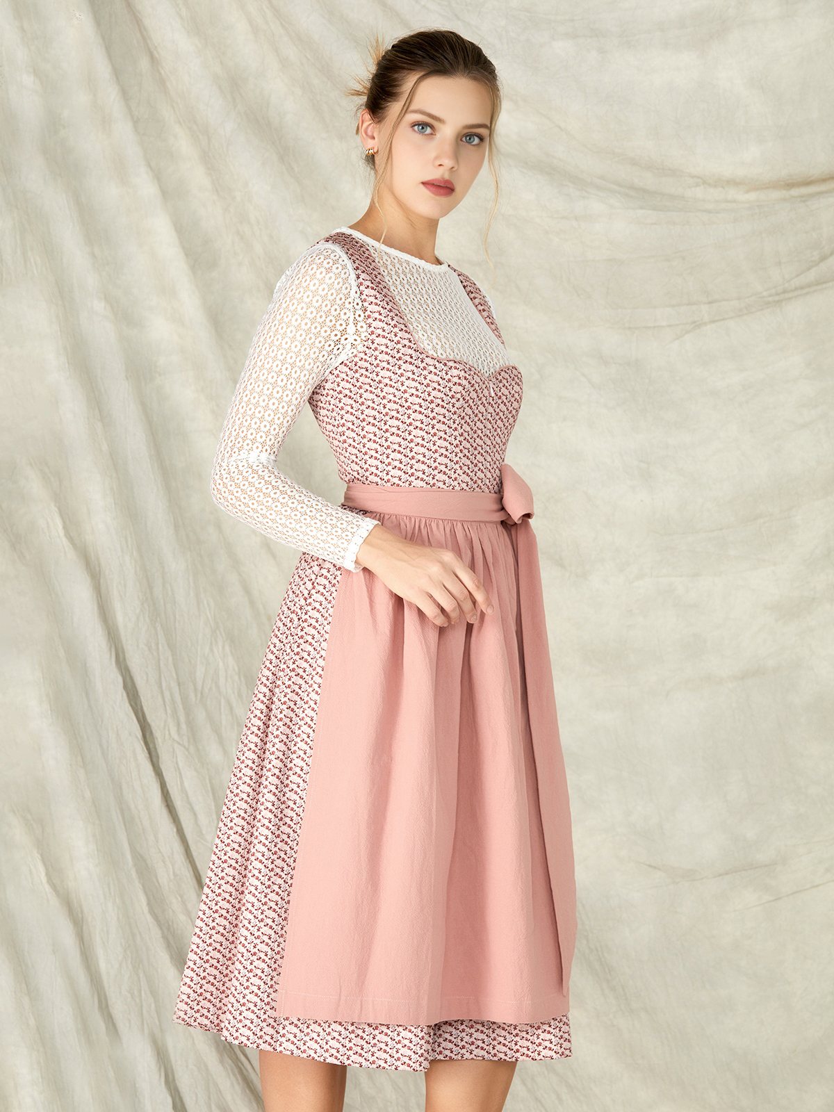 Modernes Dirndlkleid mit Ärmel in Rosa