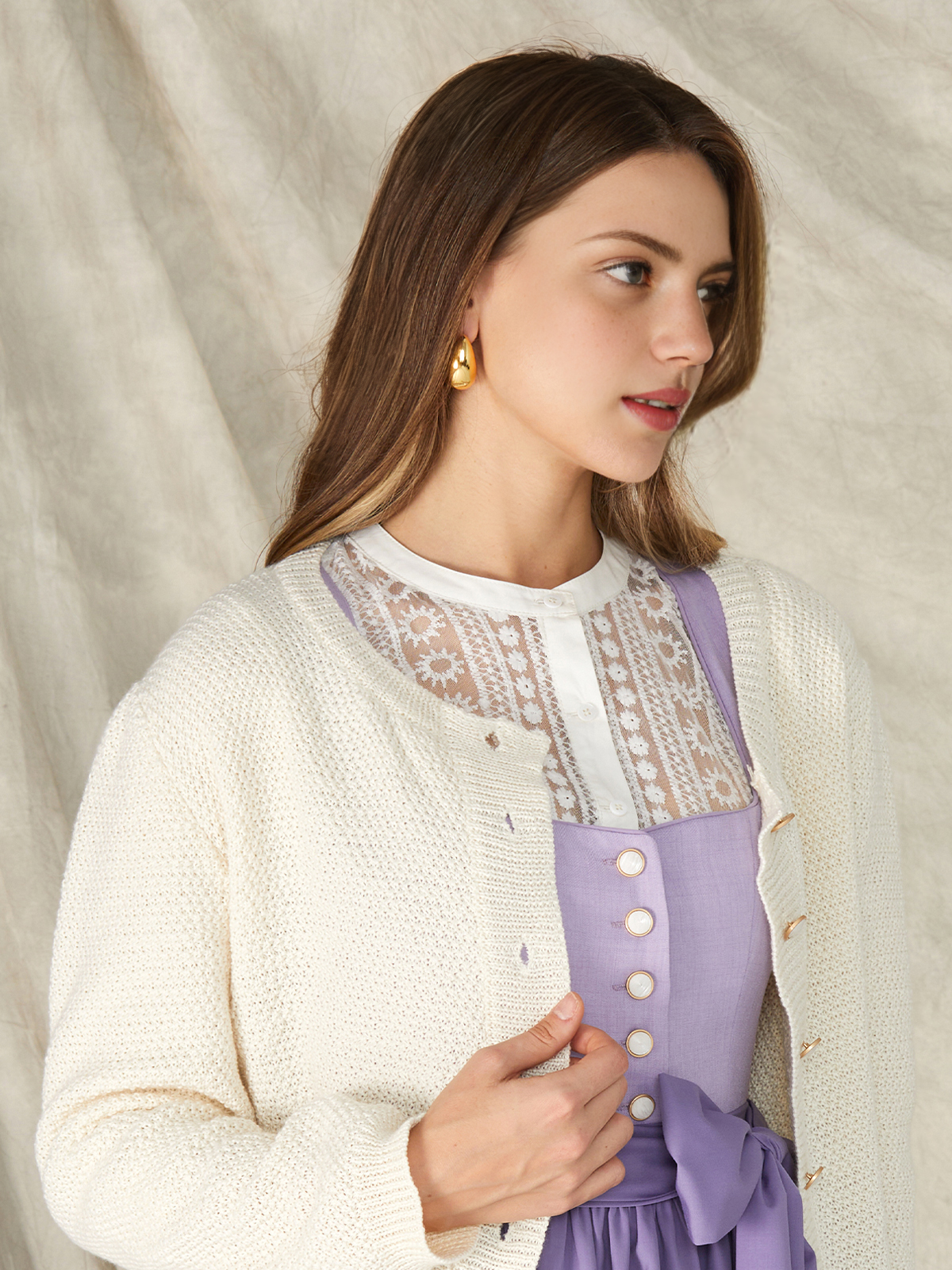Modernes Dirndl in urbanem Stil
