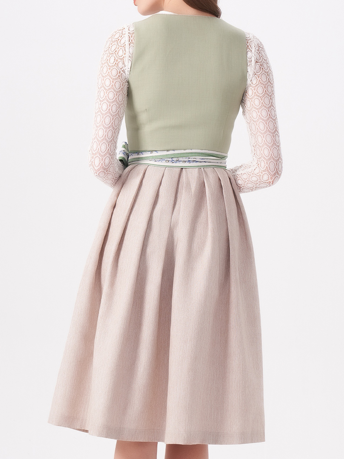 Ein modernes grünes Dirndl mit floralen Details, perfekt für festliche Anlässe