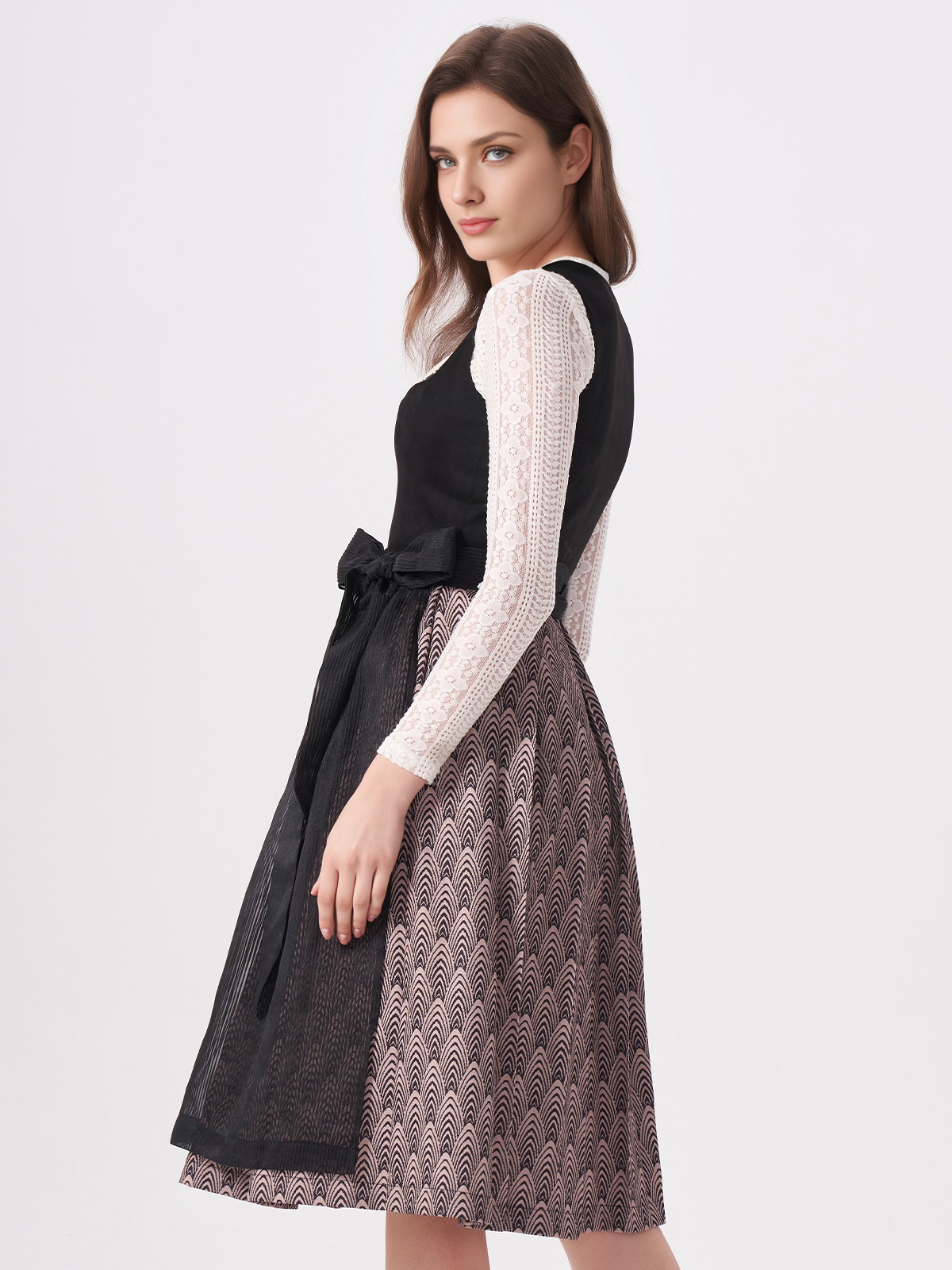 Ein schwarzes Dirndl mit weißer Bluse – zeitlos und elegant