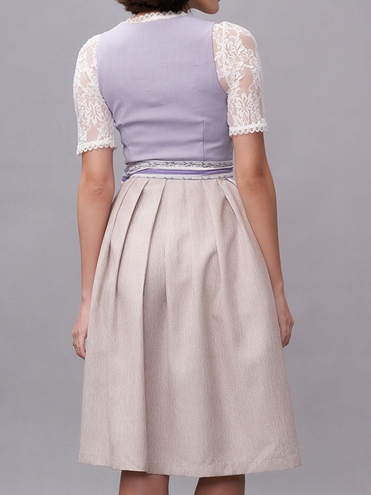 Elegantes lila Dirndl im Sun Leon Stil