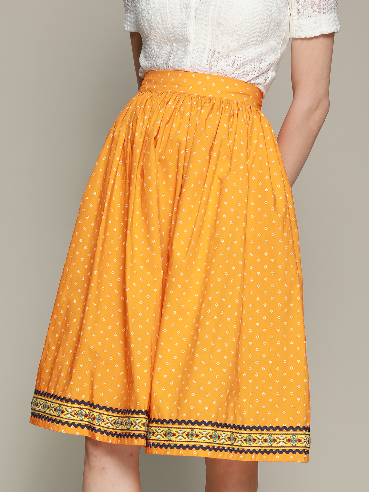 Modernes Dirndl in Gelb und Dunkelrot