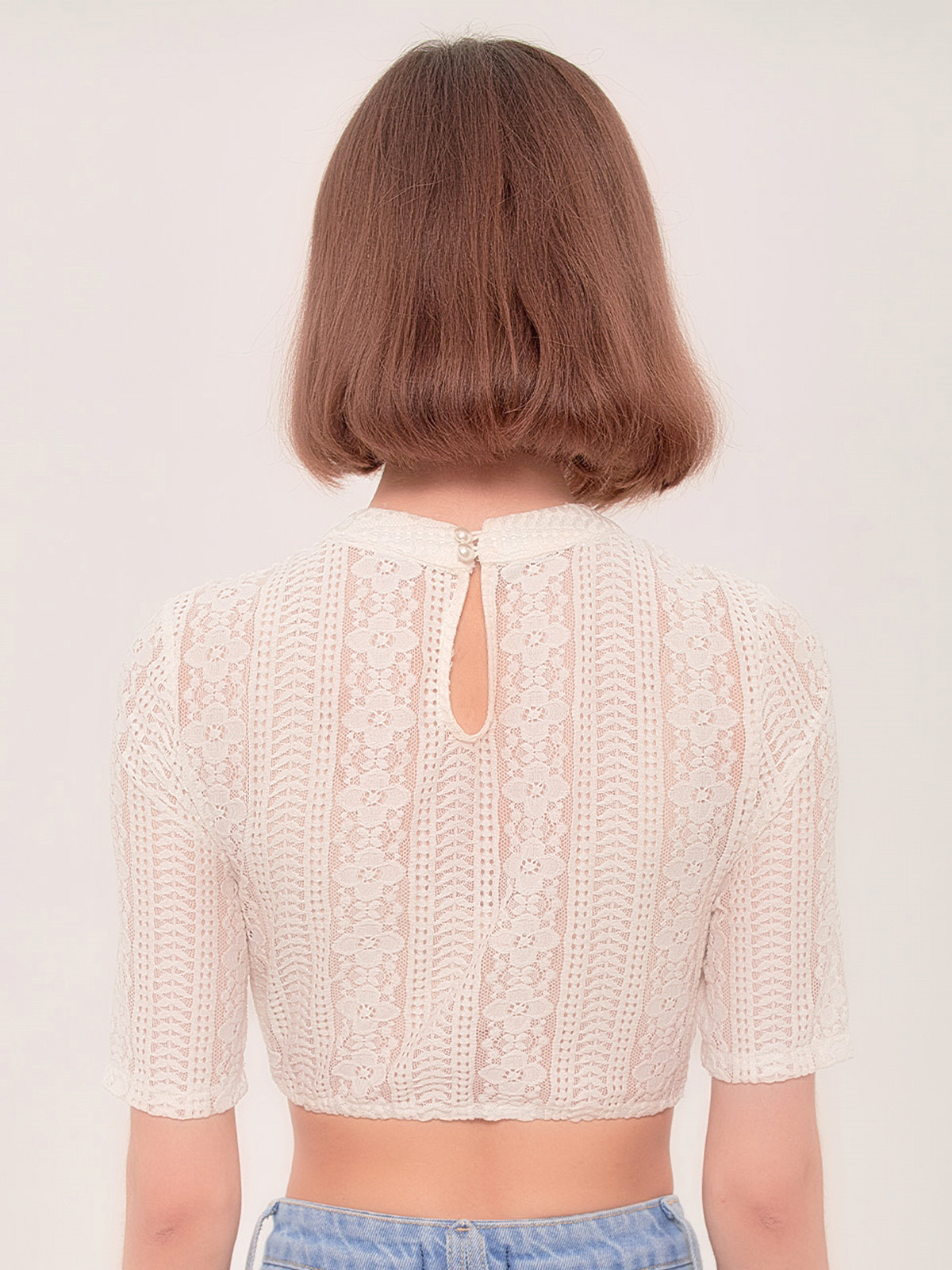 Modernes Dirndl mit weißer Bluse