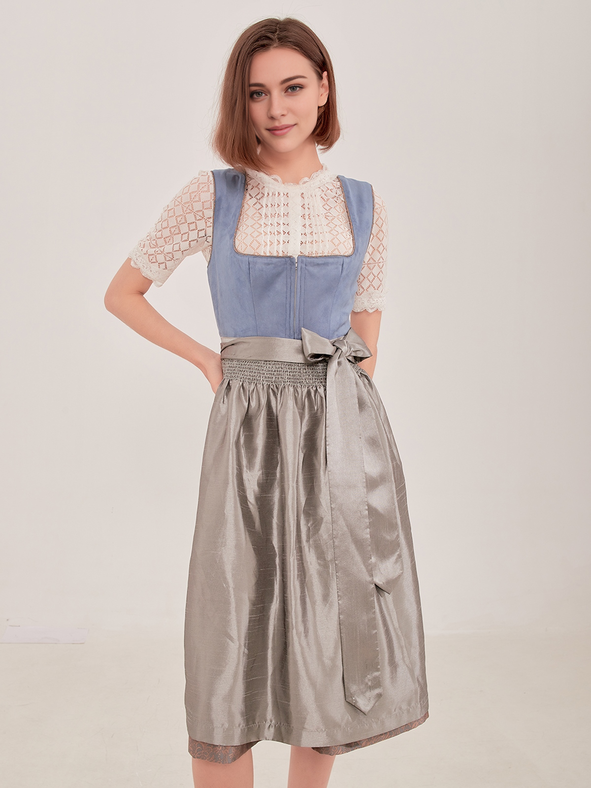 Modernes blaues Dirndl mit floralen Details
