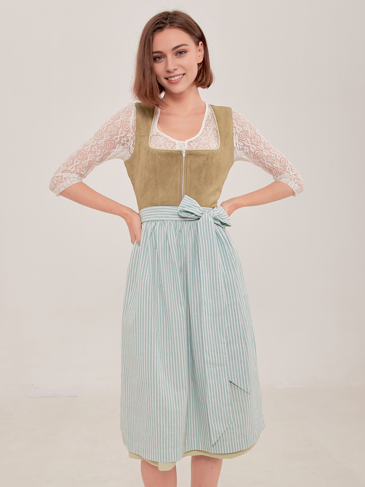 Modernes samtenes Dirndl in Dunkelgrün – perfekt für Stadt und Fest
