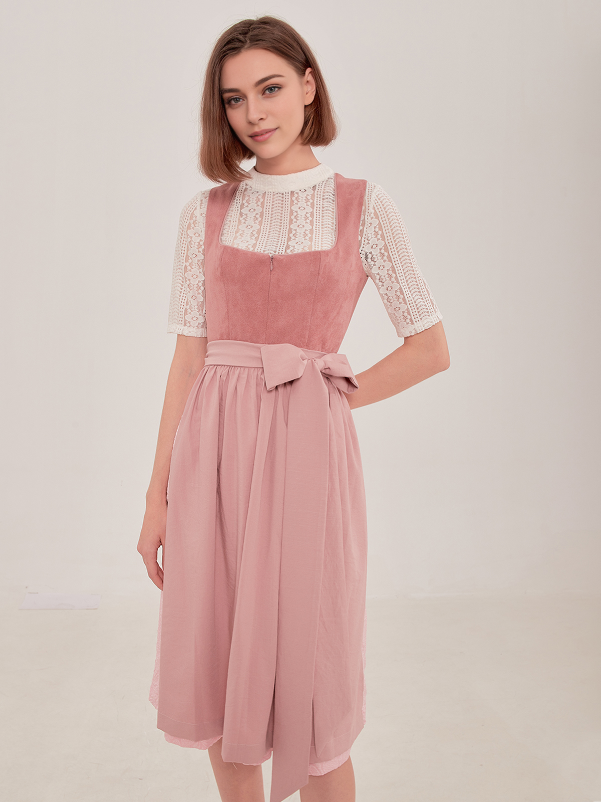 Elegantes grünes Dirndl mit floralen Details