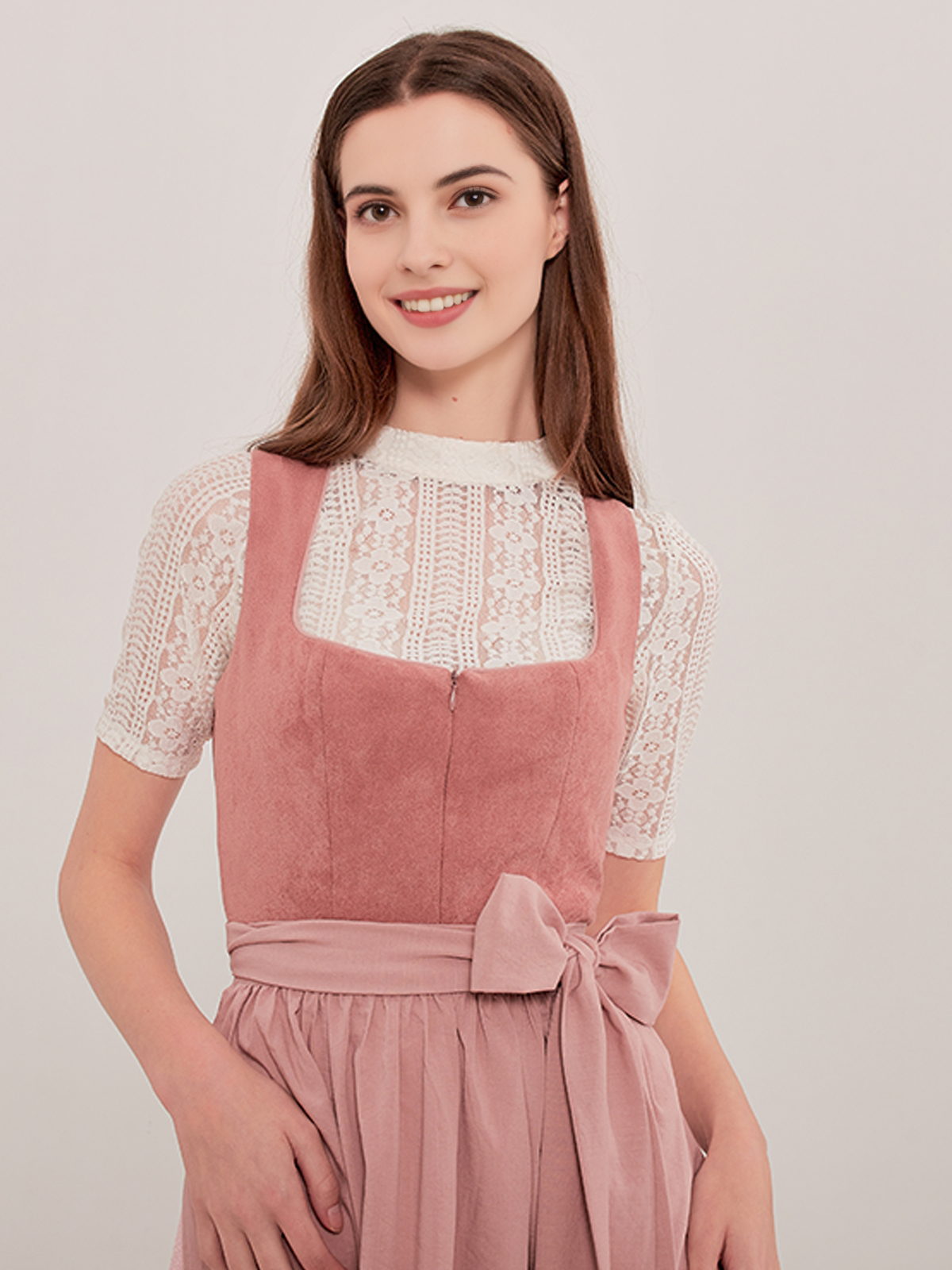 Modernes Dirndl in Rosa mit floralen Details