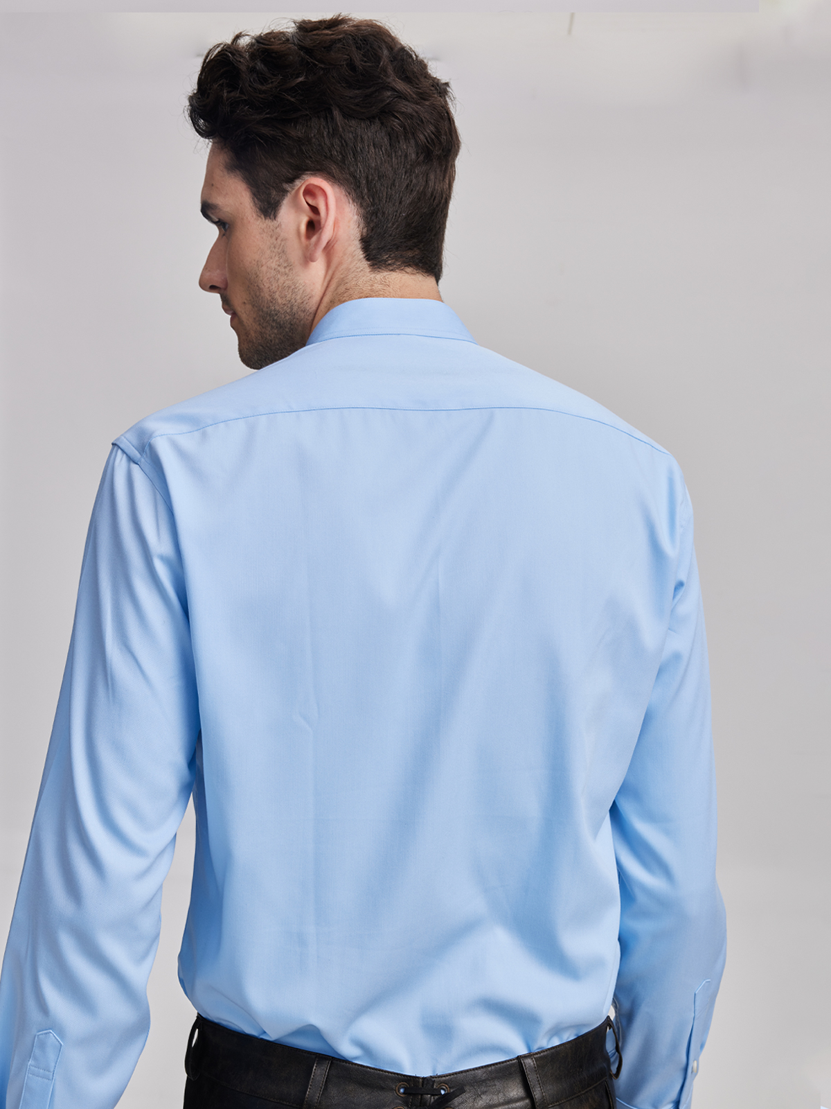 Moderne dunkelrote Bluse im Dirndl-Stil