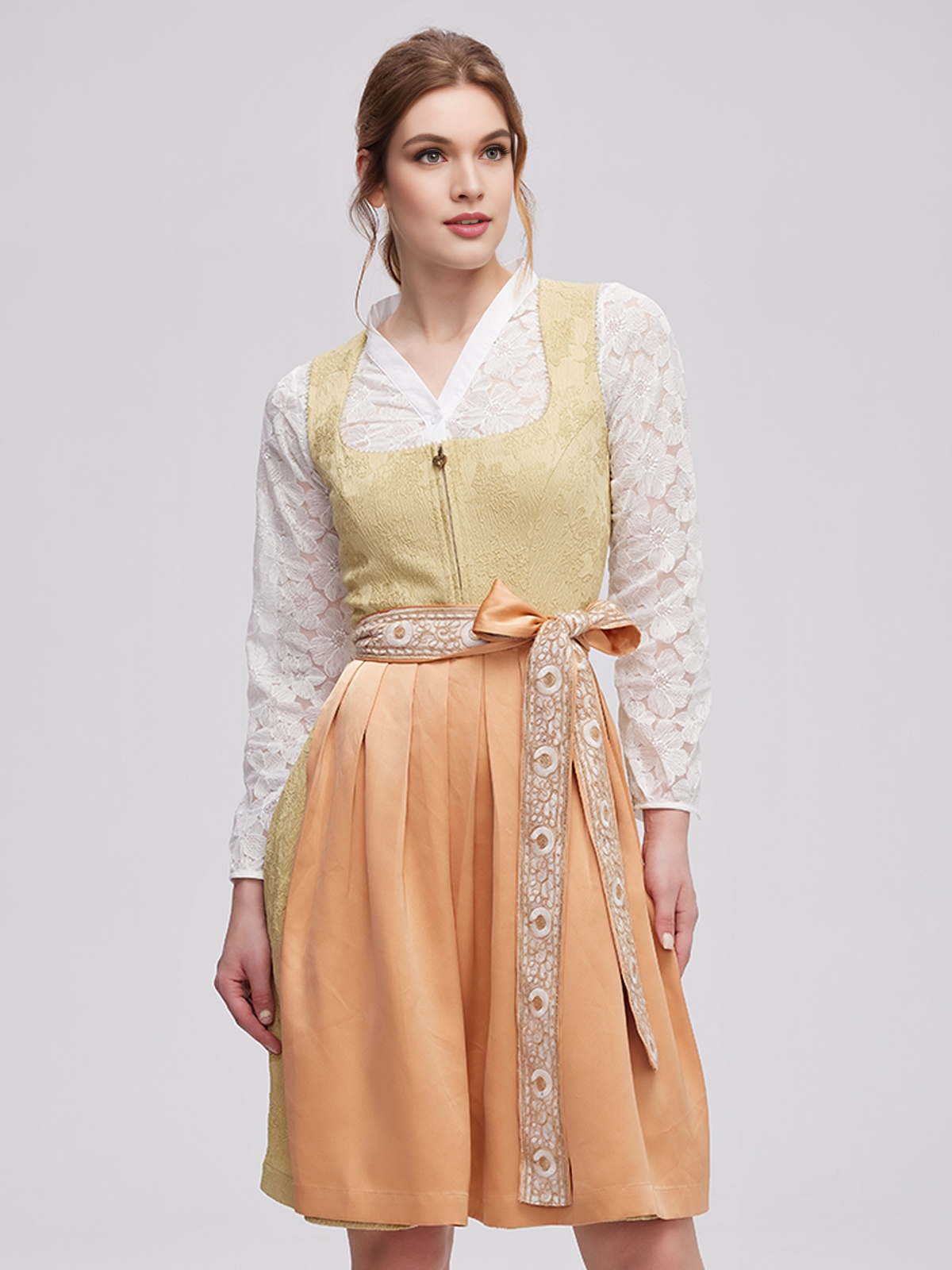 Dirndl Holz vor der Hüttn in Gelb