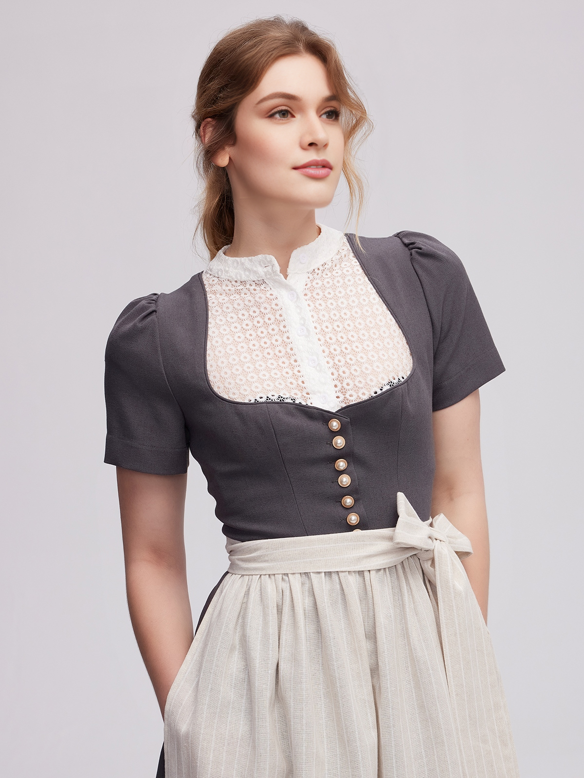 Modernes graues Dirndl mit raffiniertem Ausschnitt