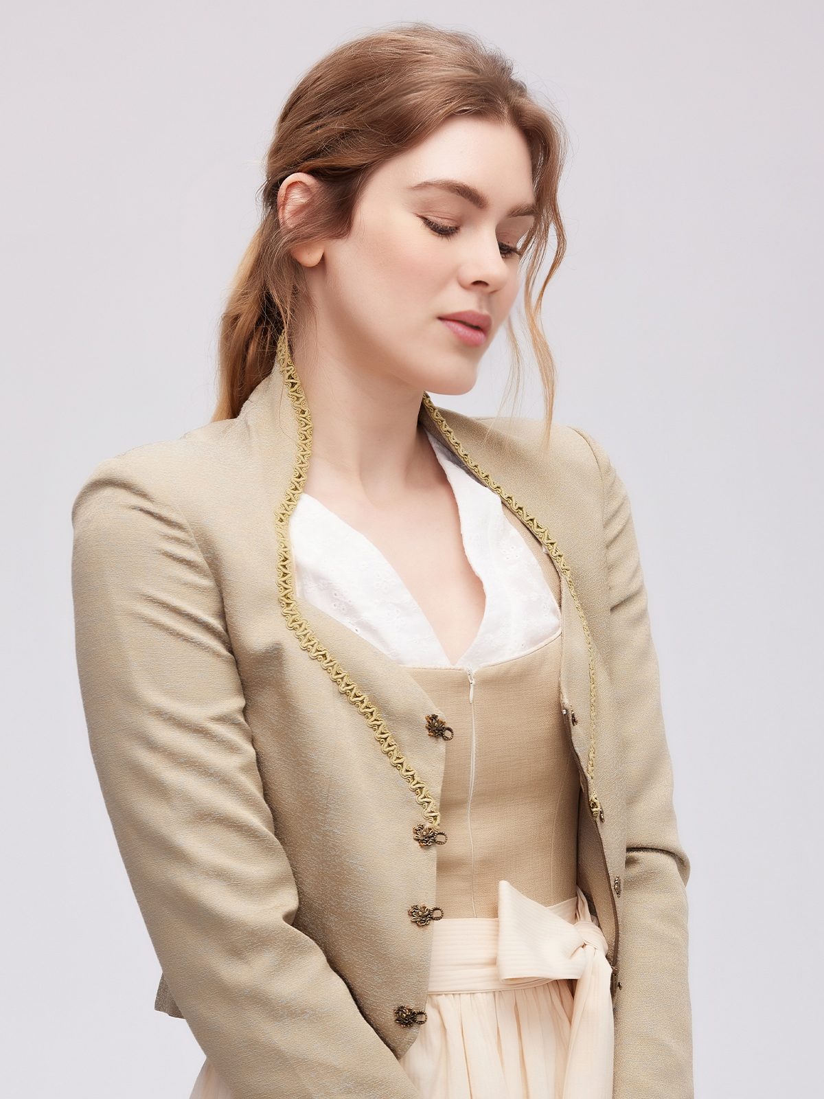 Ein modernes Dirndl Lindgrün mit feinen Details und hochwertiger Verarbeitung