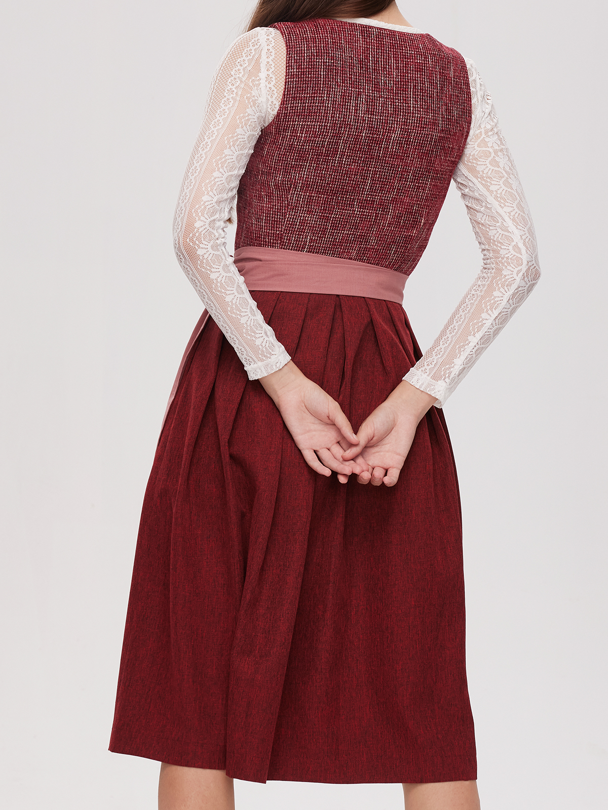 Modernes rotes Dirndl in Midi-Länge