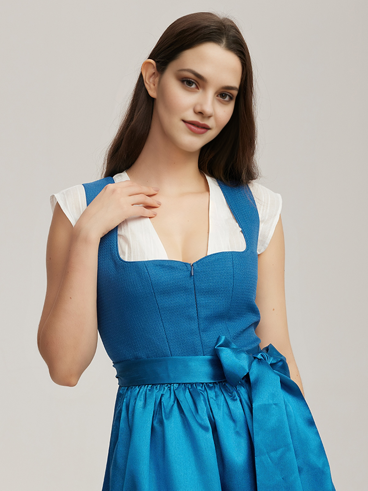 Modernes rot-schwarzes Dirndl mit figurbetonter Silhouette