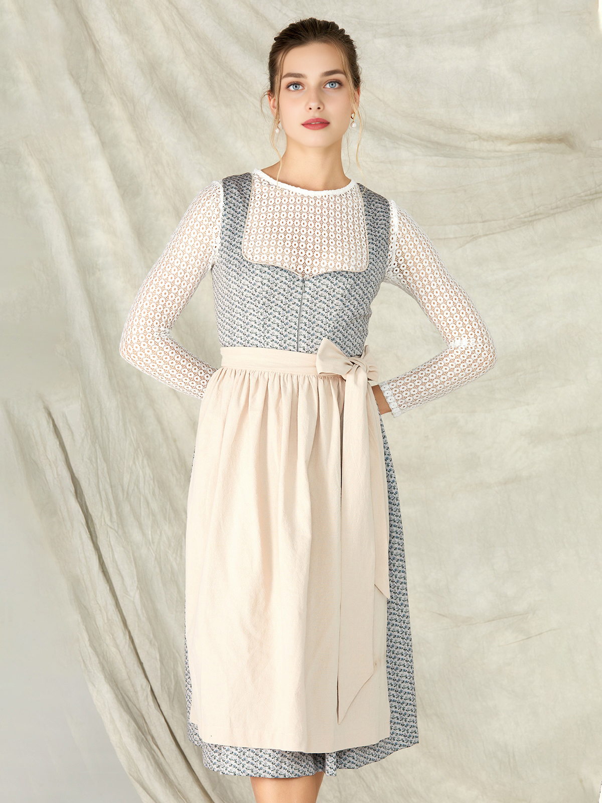 Blaues Samt-Dirndl in eleganter Pose