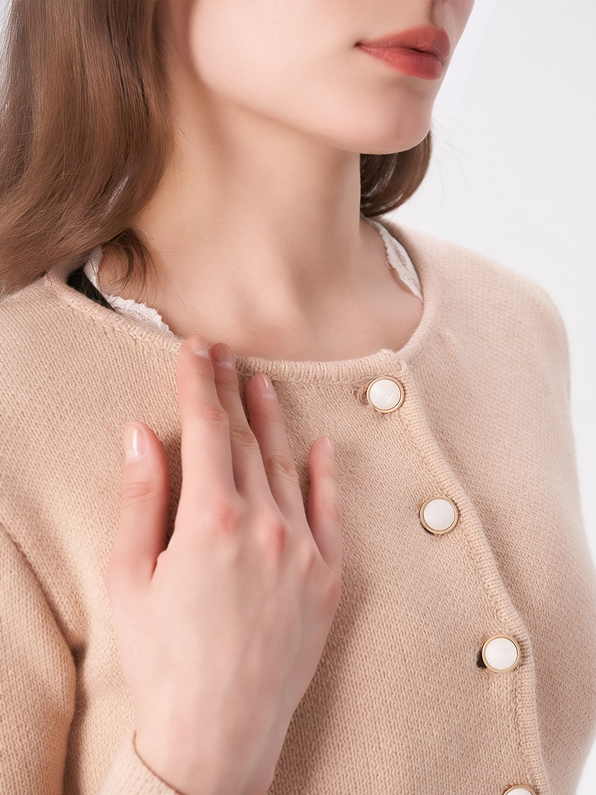 Ein elegantes rotes Dirndl samt mit traditioneller Schürze