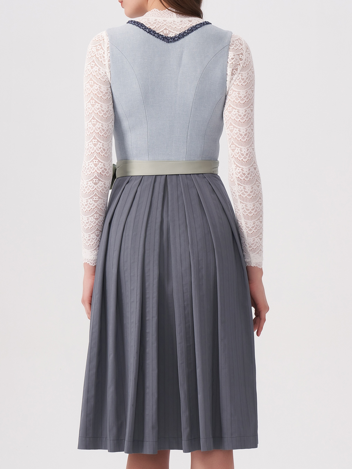 Dirndl mit V-Ausschnitt