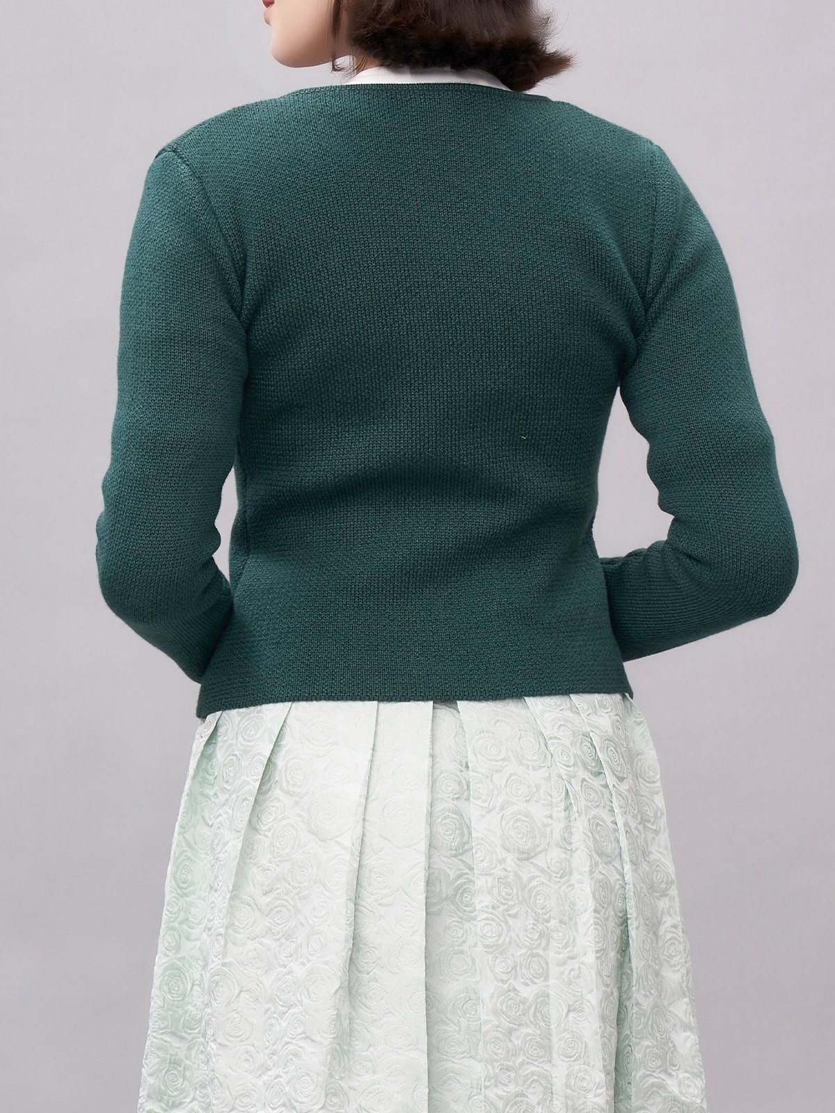 Dunkelblaues Samt Dirndl in eleganter Umgebung