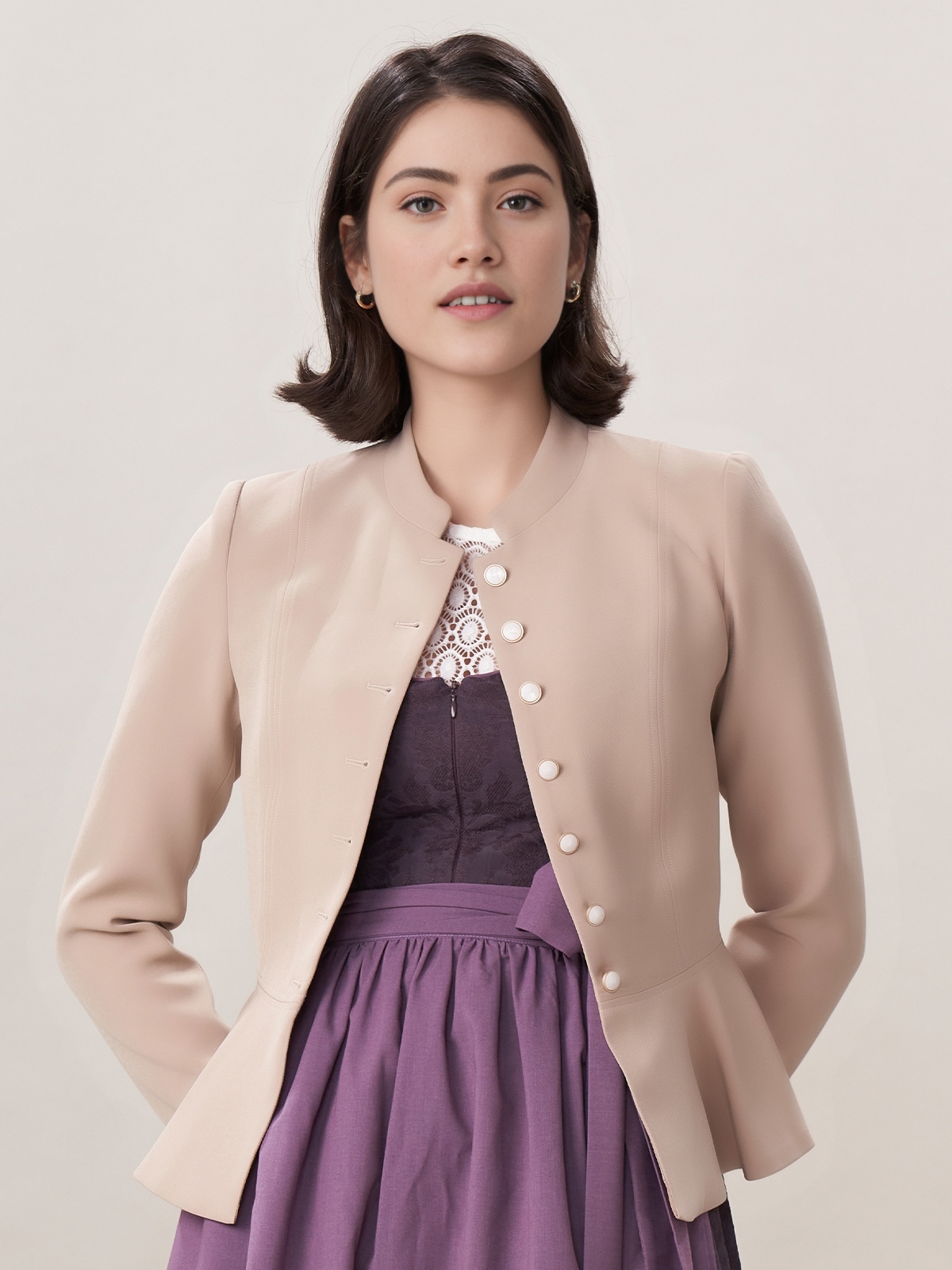 Schwarzes Dirndl mit brauner Jacke