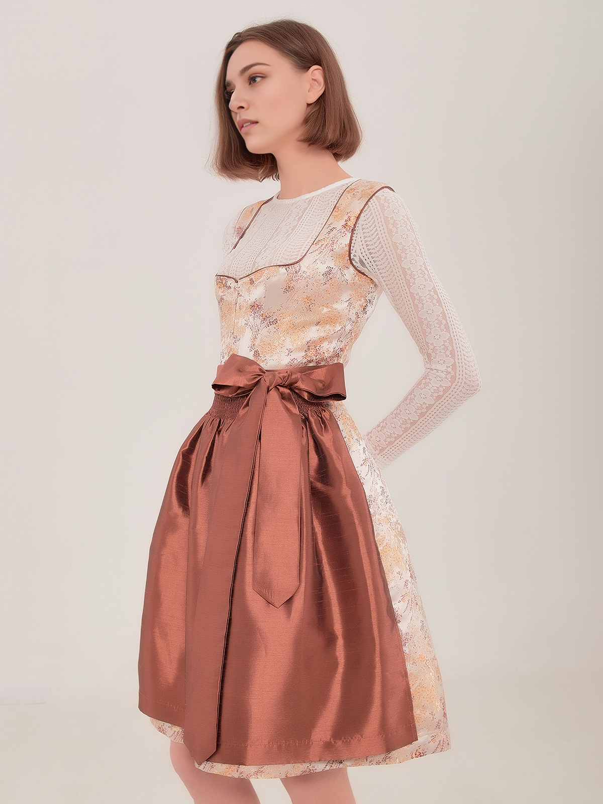 Modernes beiges Dirndl mit schlankem Schnitt