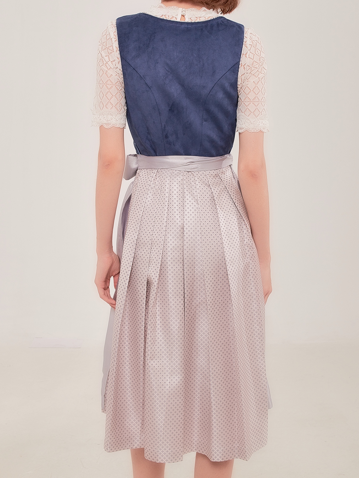 Dirndl mit extremem Ausschnitt in Blau