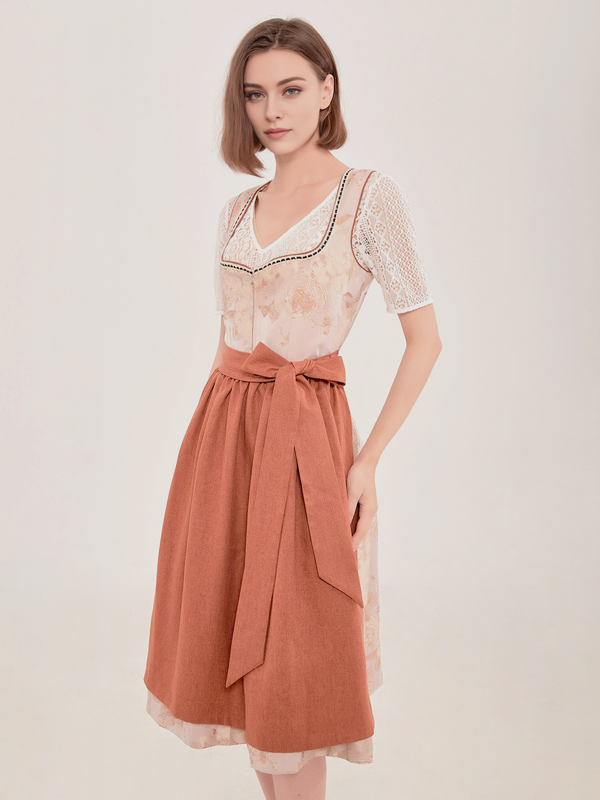 Modernes Dirndl in Braun