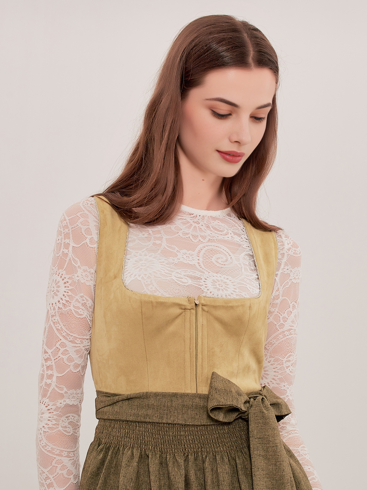 Elegantes grünes Dirndl mit langarm Bluse