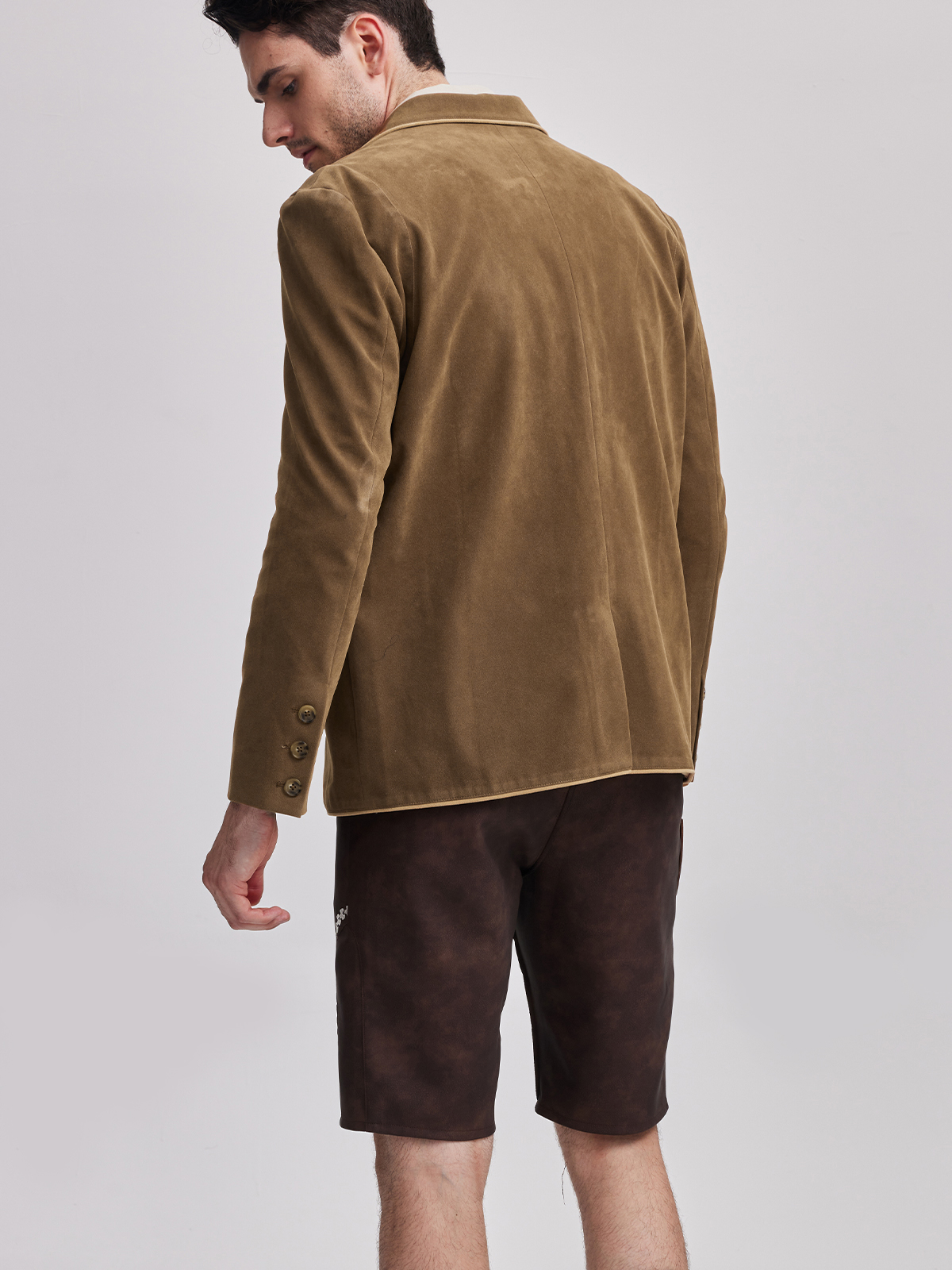 Modernes Dirndl in Gelb – stilvoll und vielseitig