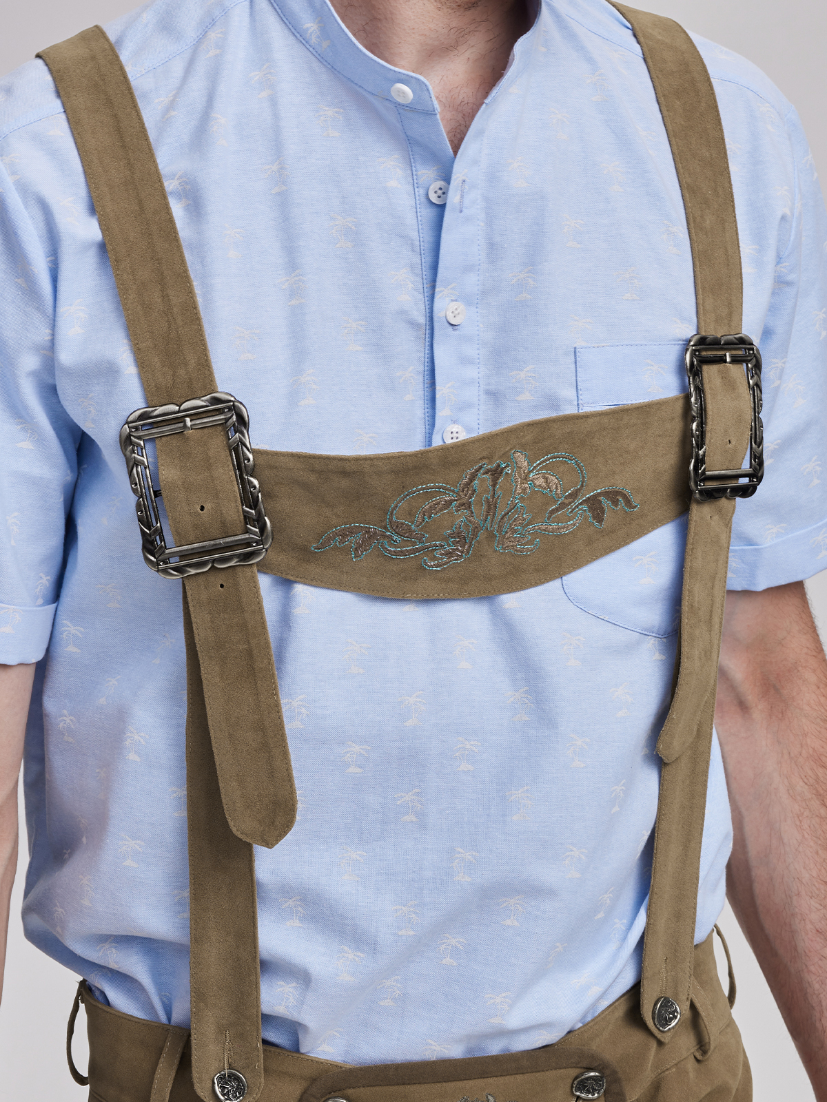 Modernes Dirndl mit Lederhose-Elementen