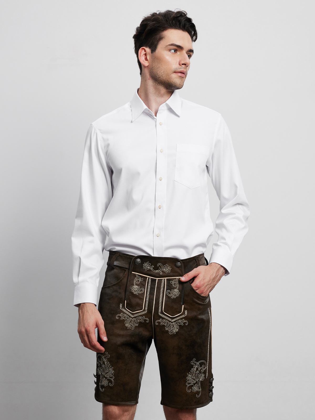 Braunes Dirndl mit weißer Bluse