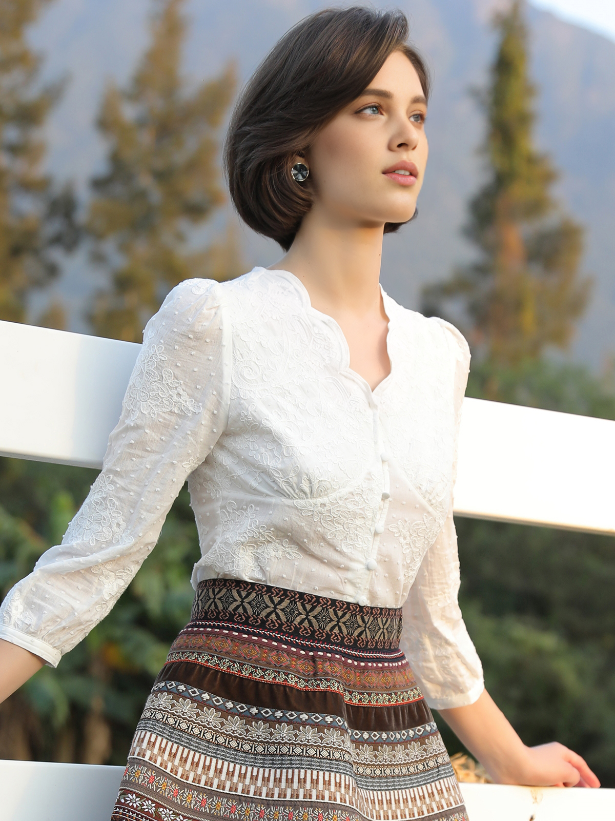 Dirndlbluse mit Lochausschnitt in Weiß