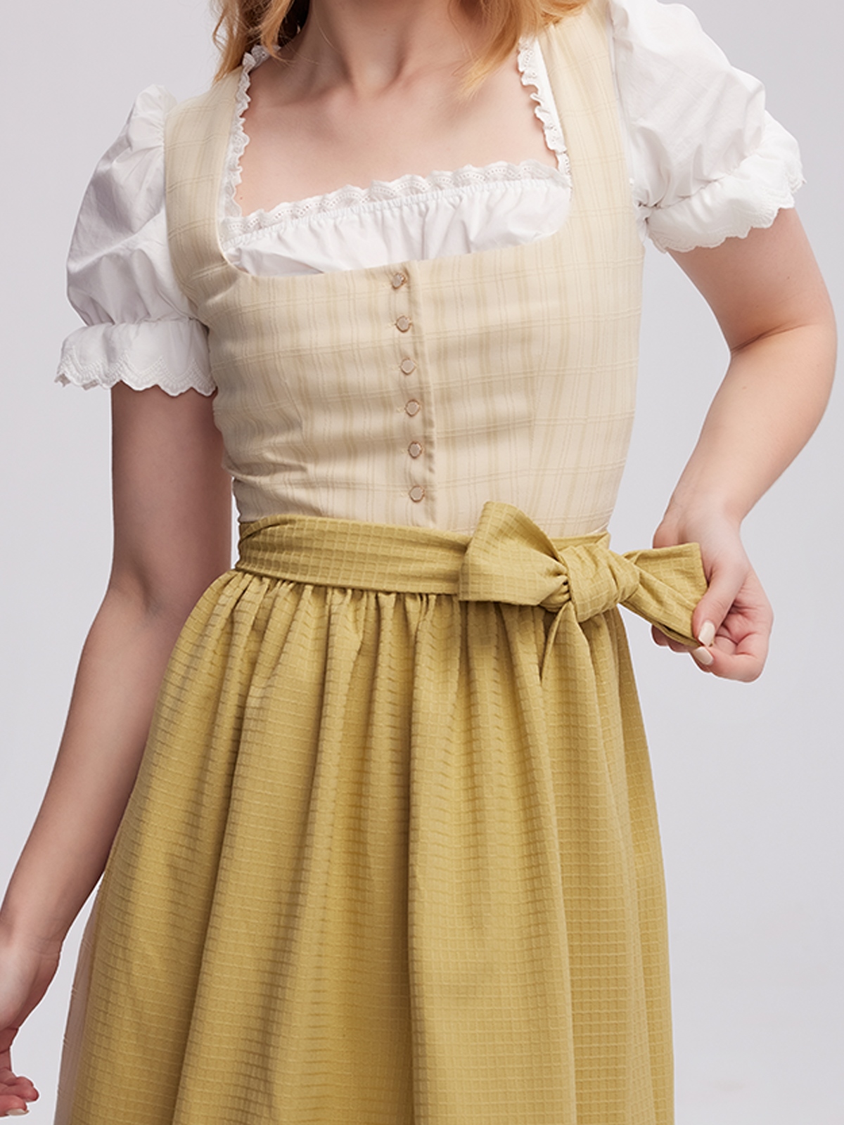 Grünes Dirndl mit floralen Details