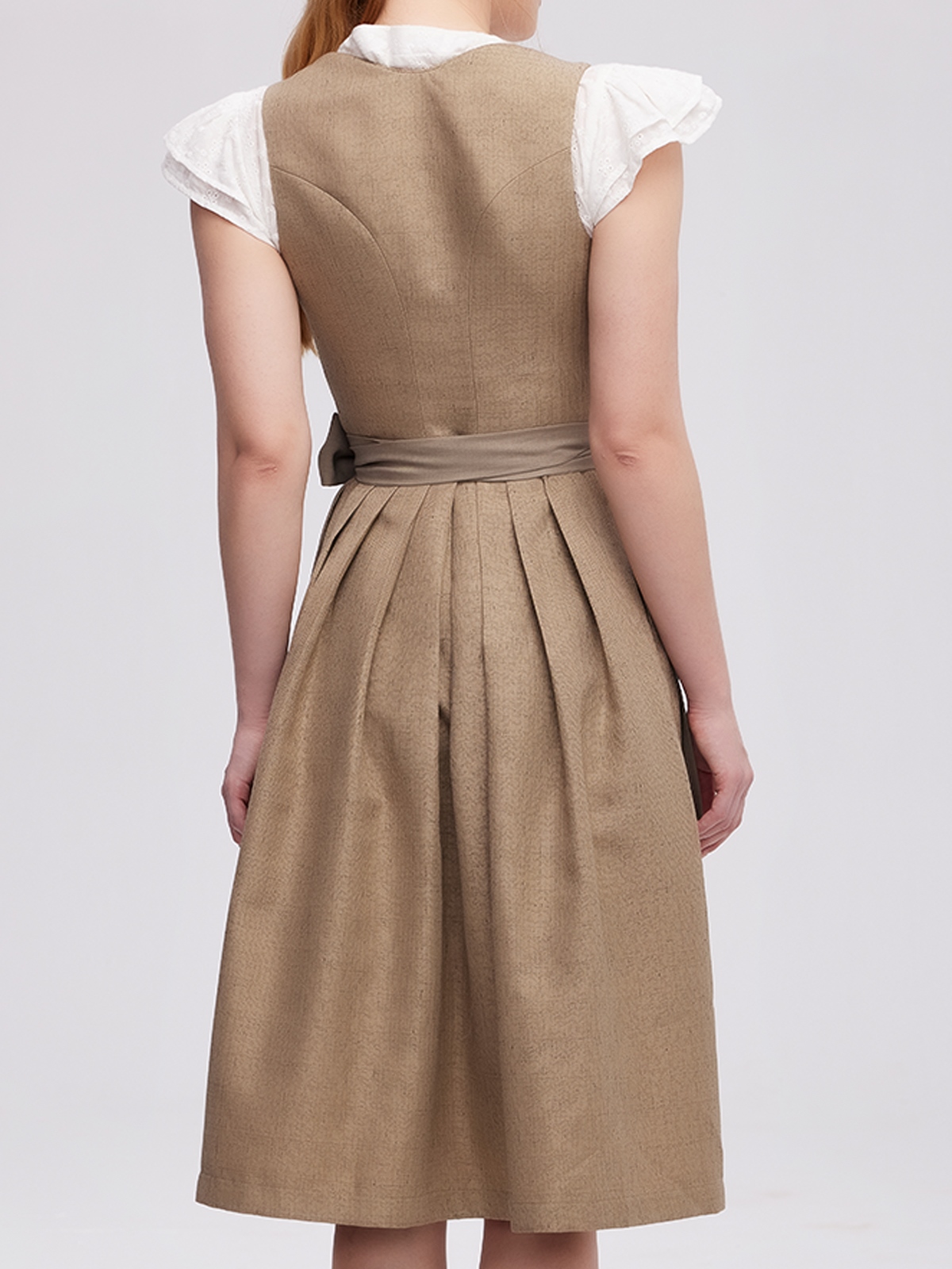 Moderne Dirndlbluse mit Herzausschnitt in Grün