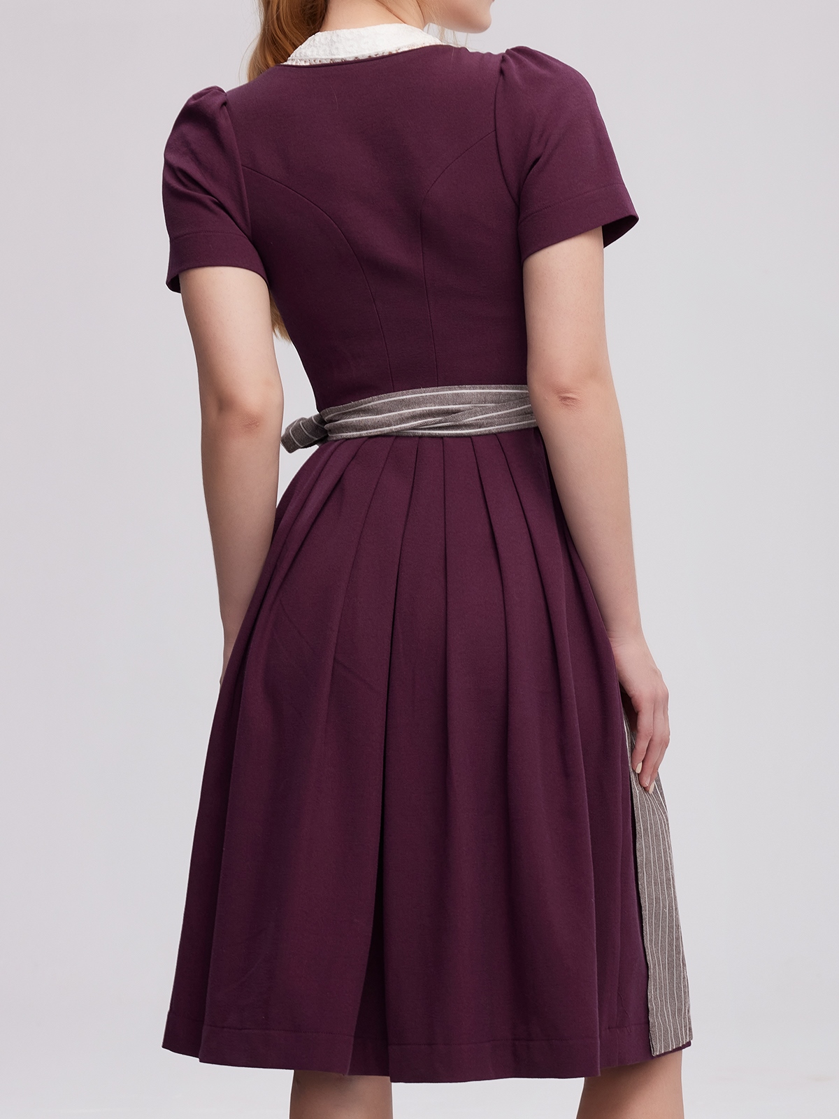 Modernes lila Dirndl mit floralen Details