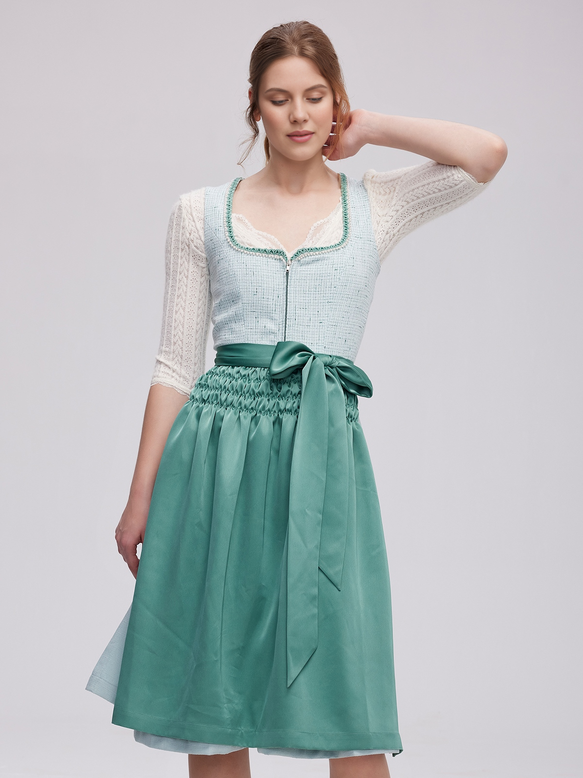 Ein modernes Dirndl in Grün – perfekt für Festivals und Hochzeiten