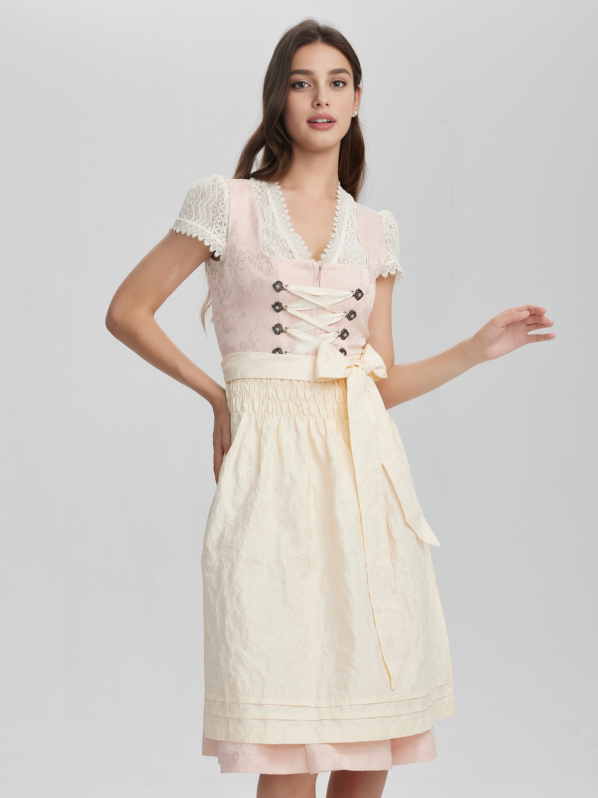 Ein elegantes rosa Dirndl mit feinen Details