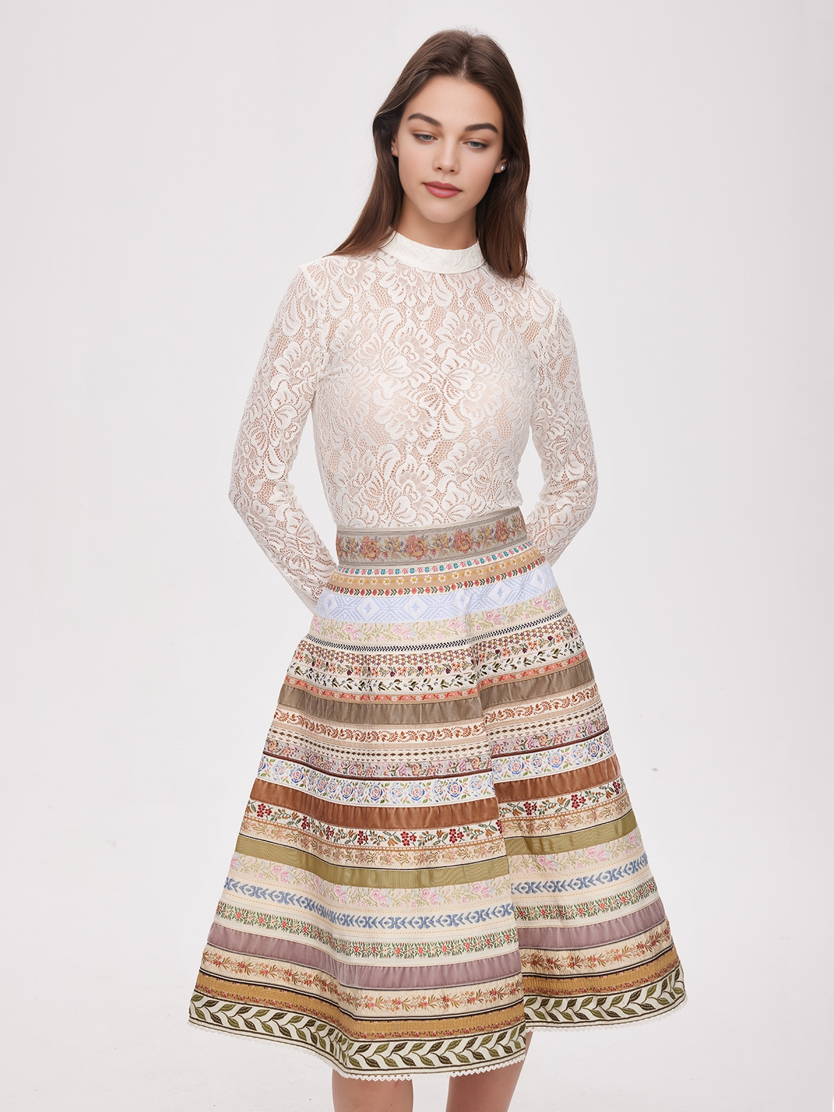 Dirndl in Beige mit modernem Schnitt