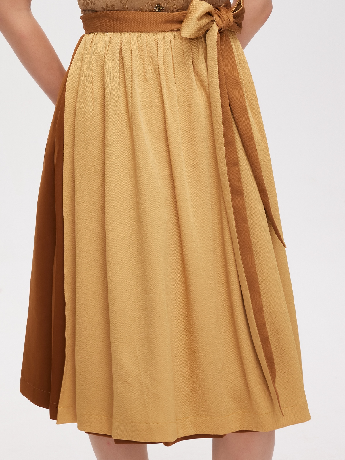 Modernes Dirndl in Gelb