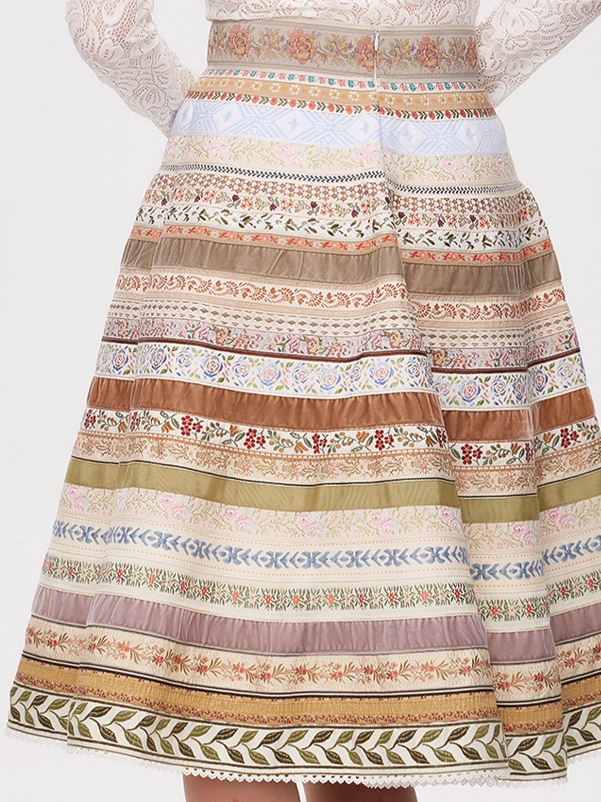 Ein elegantes Dirndl in hellem Salbeigrün, perfekt für festliche Anlässe