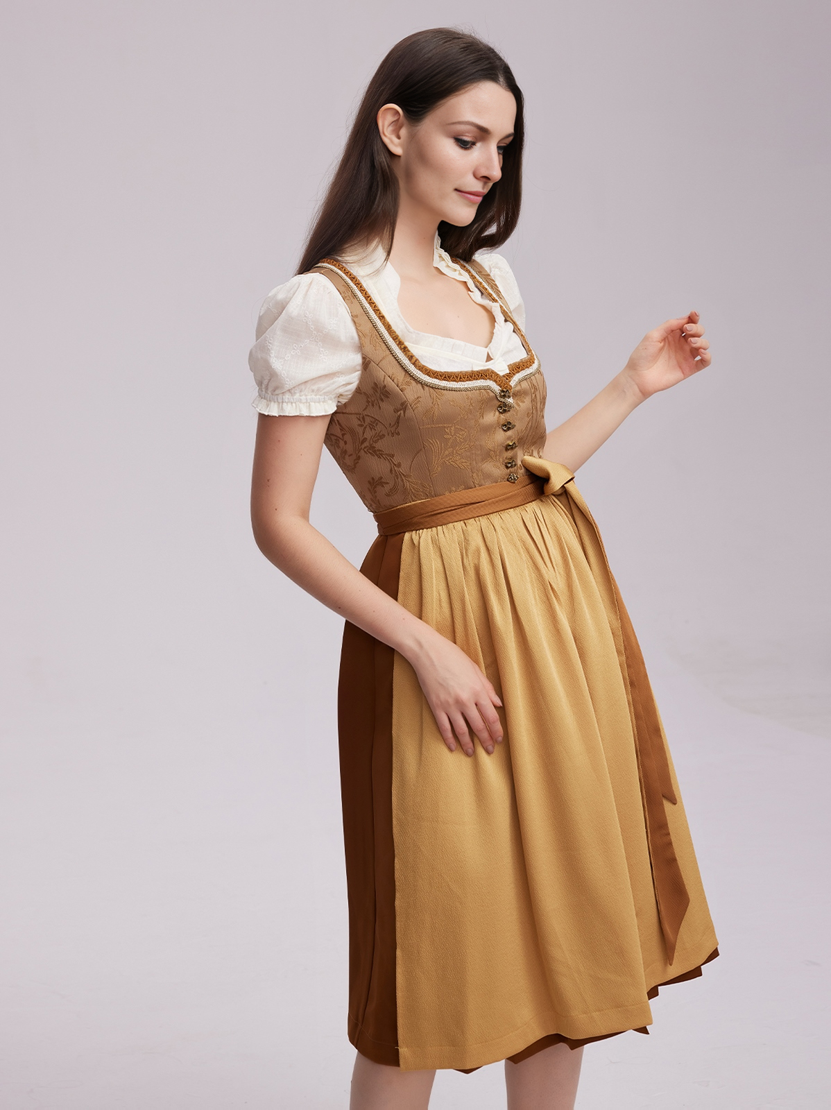 Modernes gelbes Dirndl mit Herz-Ausschnitt