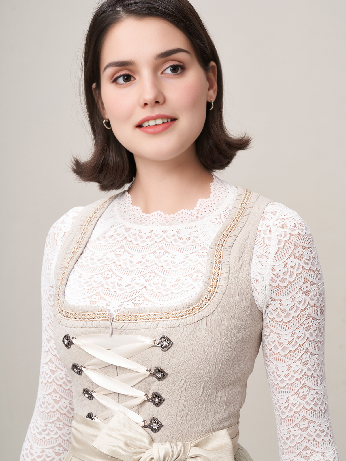 Schlichtes grünes Dirndl mit natürlichem Charme