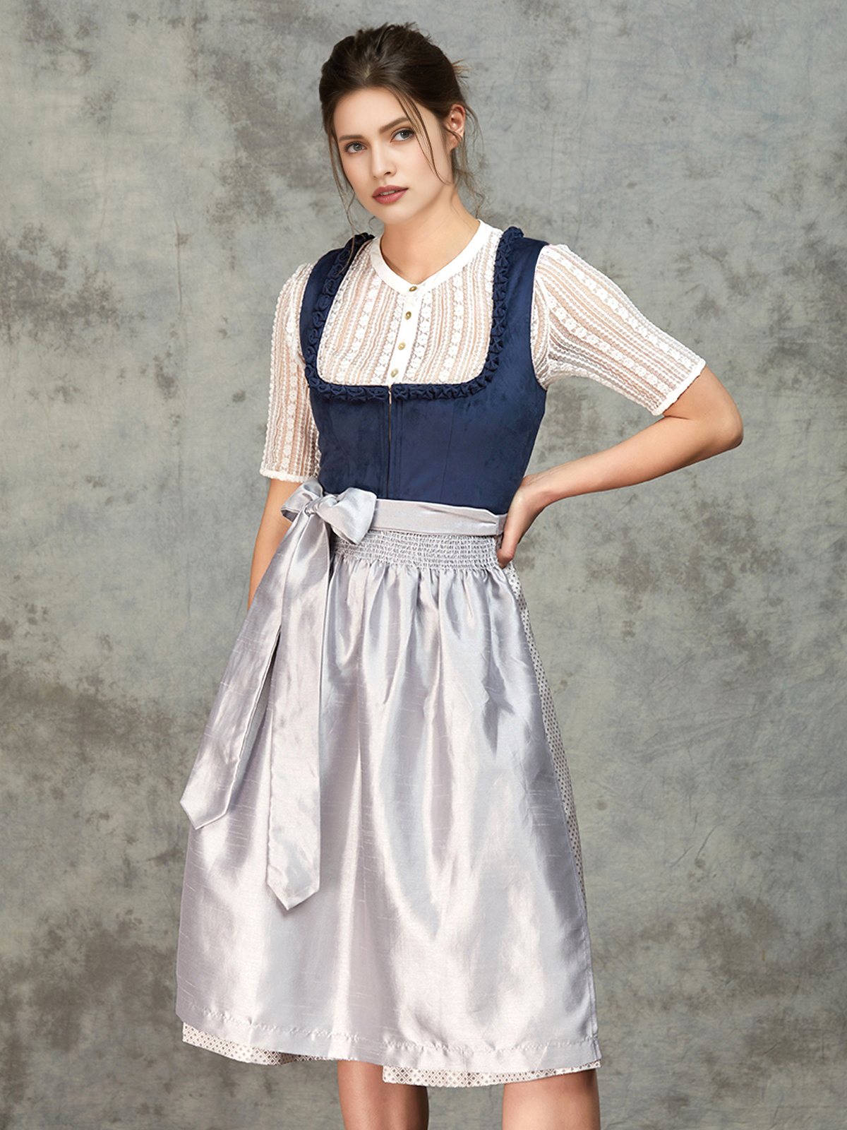 Dirndl in Blau mit floralen Details