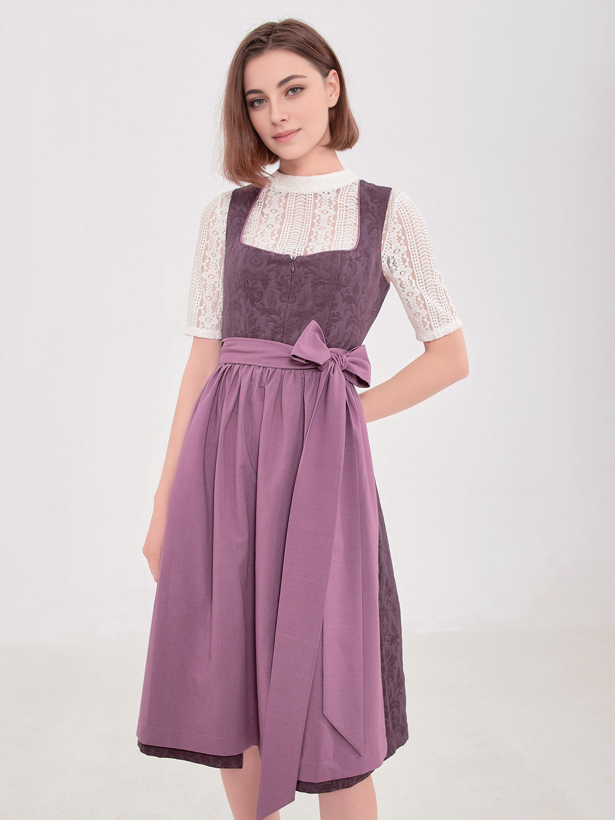 Dirndlbluse mit Lochausschnitt in Lila