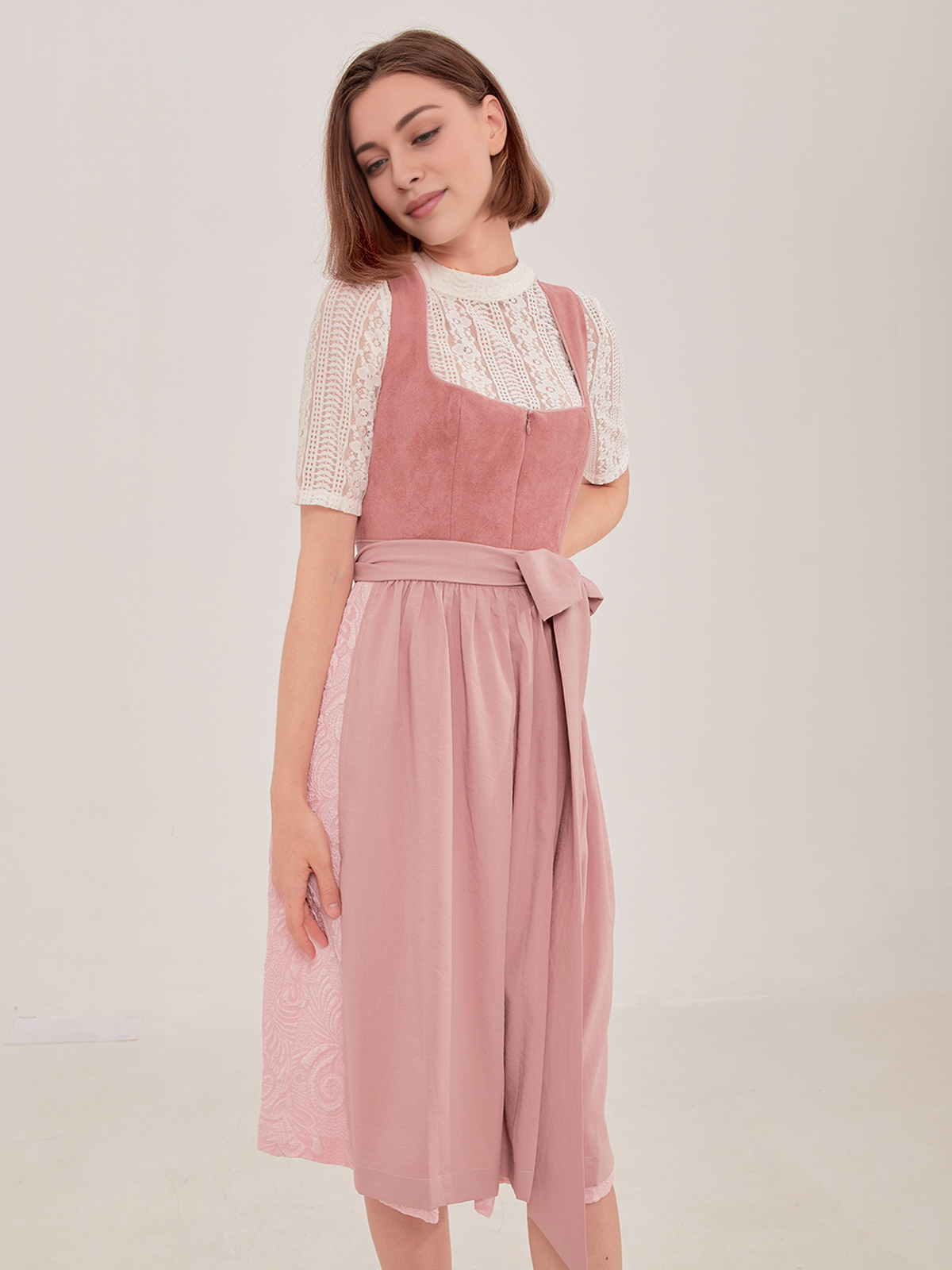 Dirndl in Rosa mit kurzer Bluse