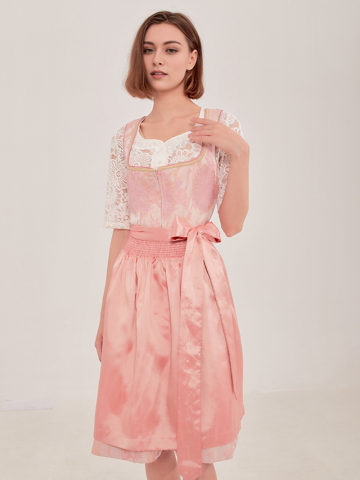 Dunkelgrünes Dirndl mit floralen Details