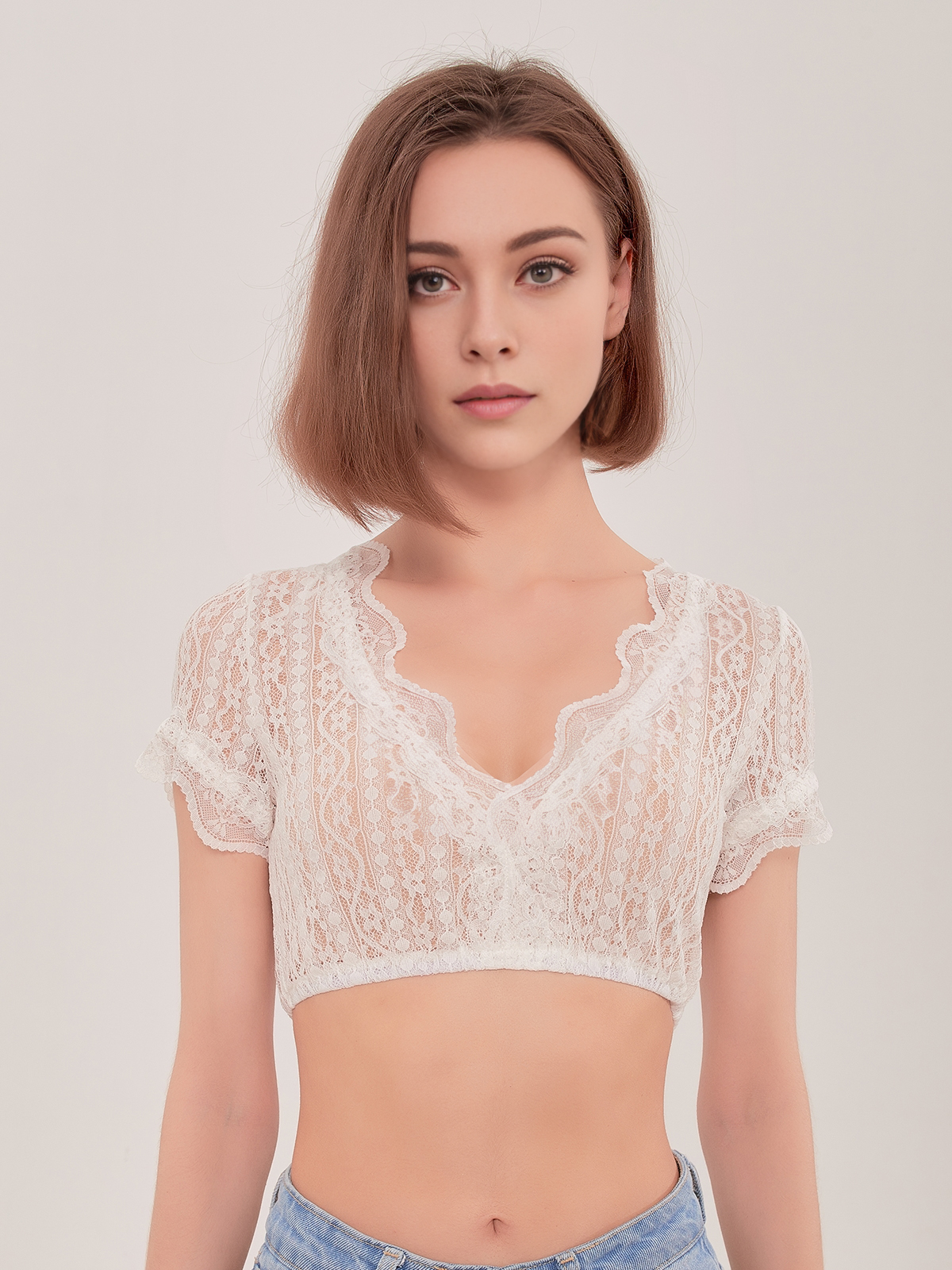 Modernes Dirndl mit weißer Bluse